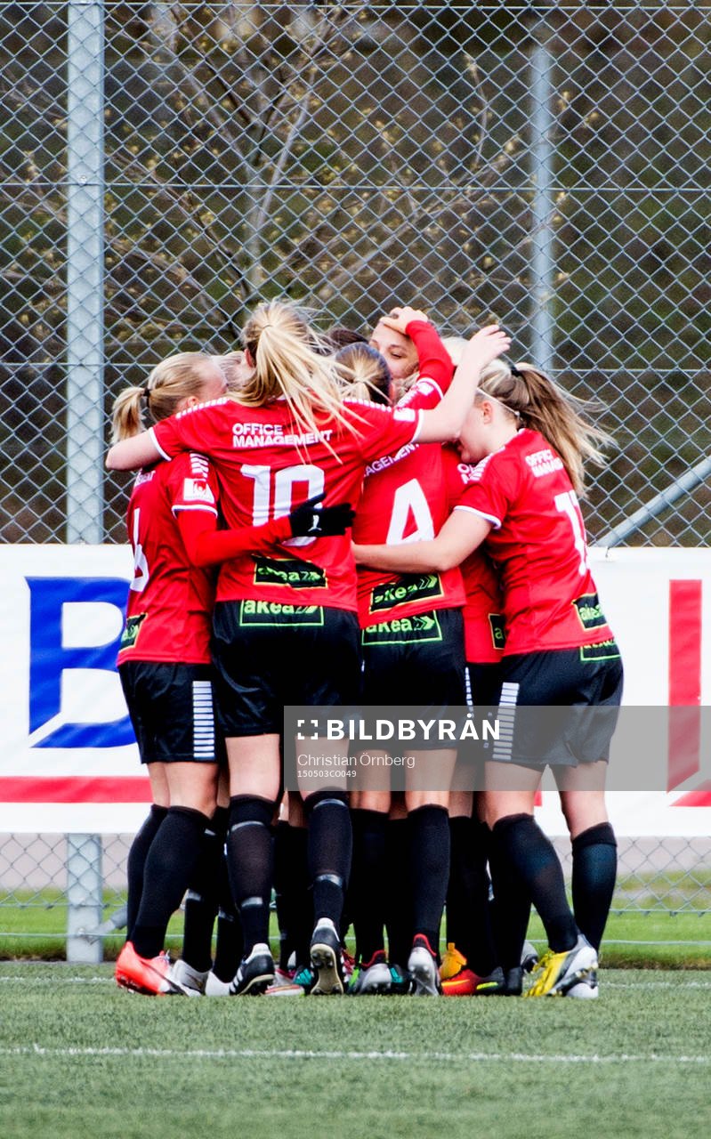 LB07s Anna Björk Kristjánsdóttir jublar med lagkamraterna