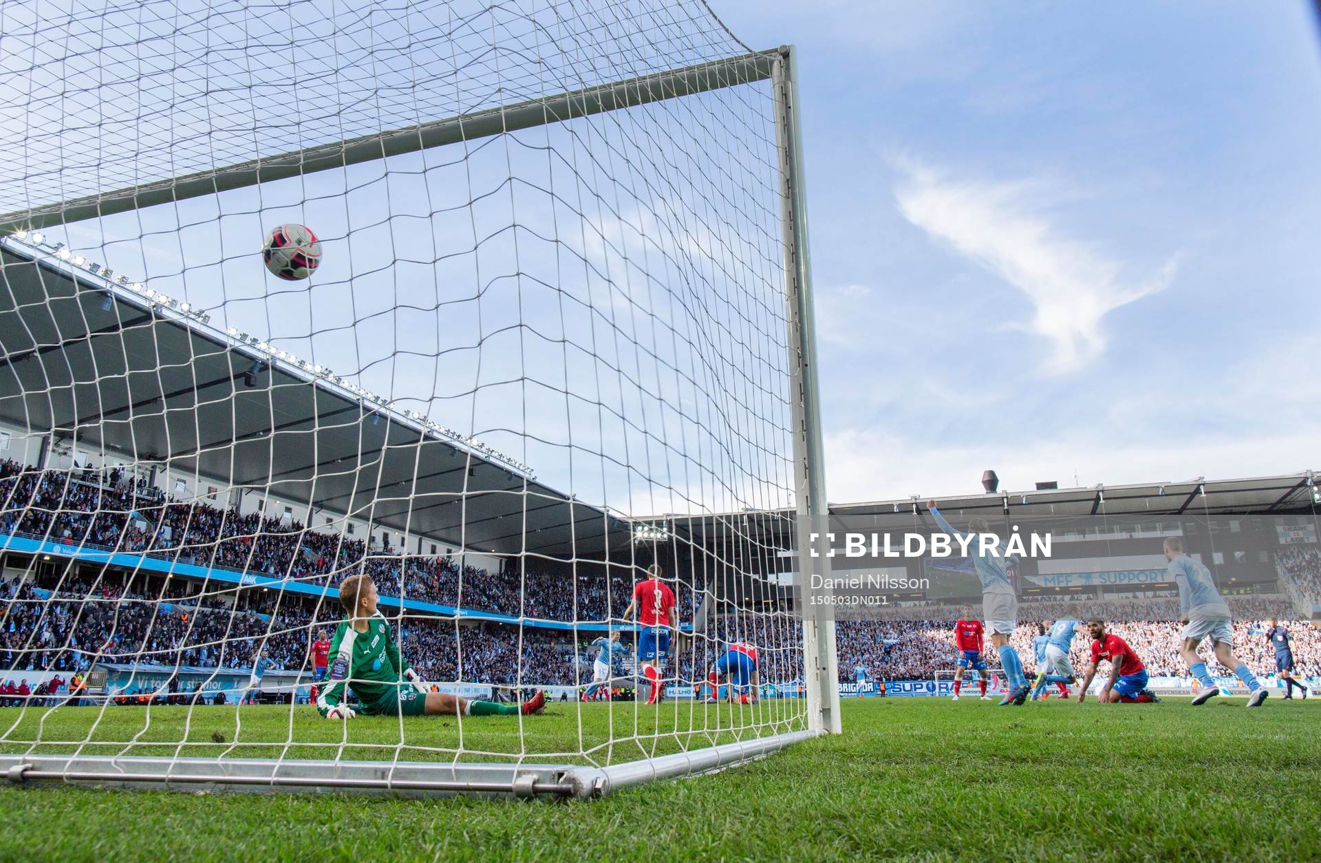 Malmös Magnus Wolff Eikrem gör 1-0 bakom Helsingborgs