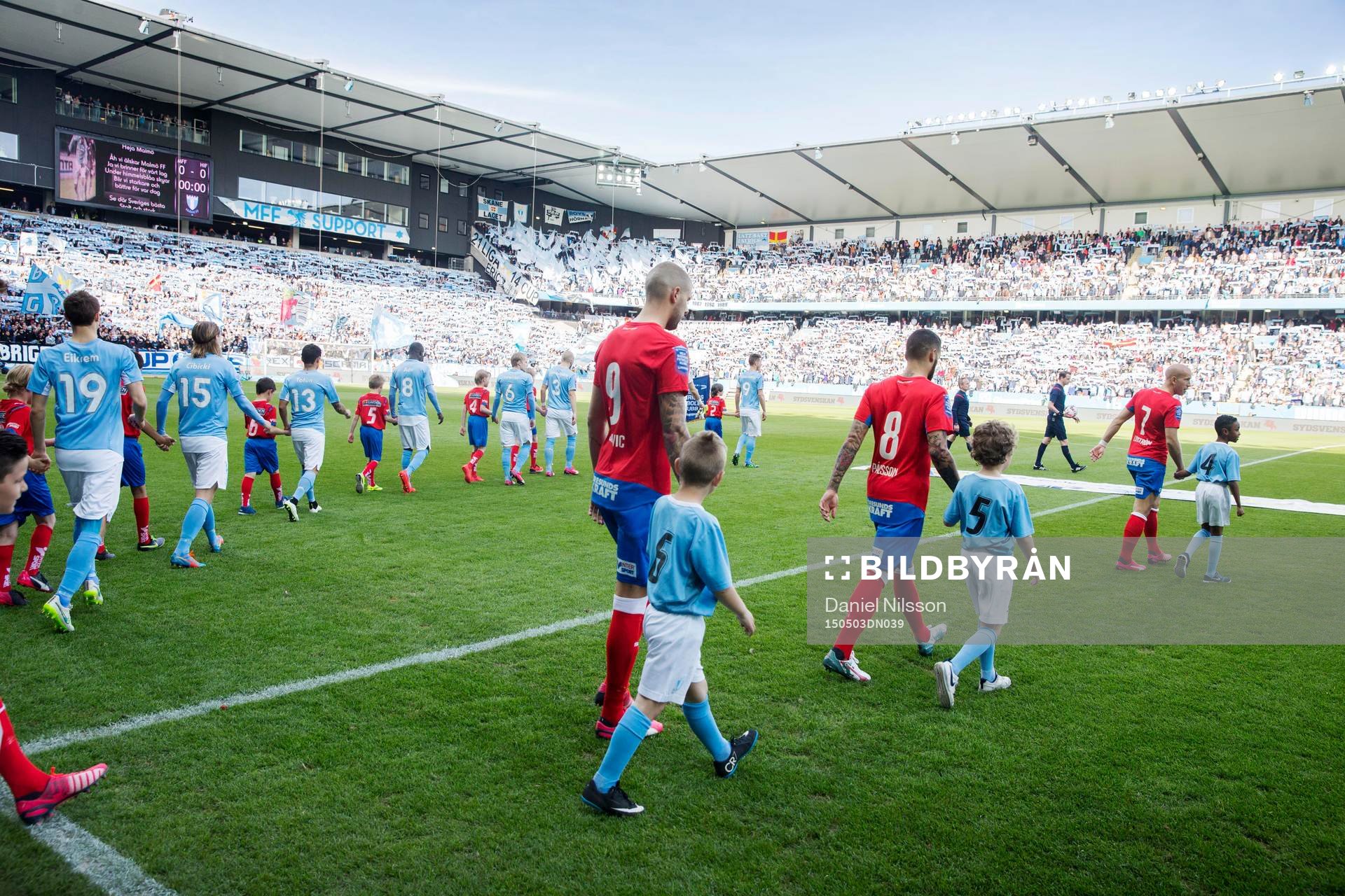 Inmarsch på Swedbank Stadion