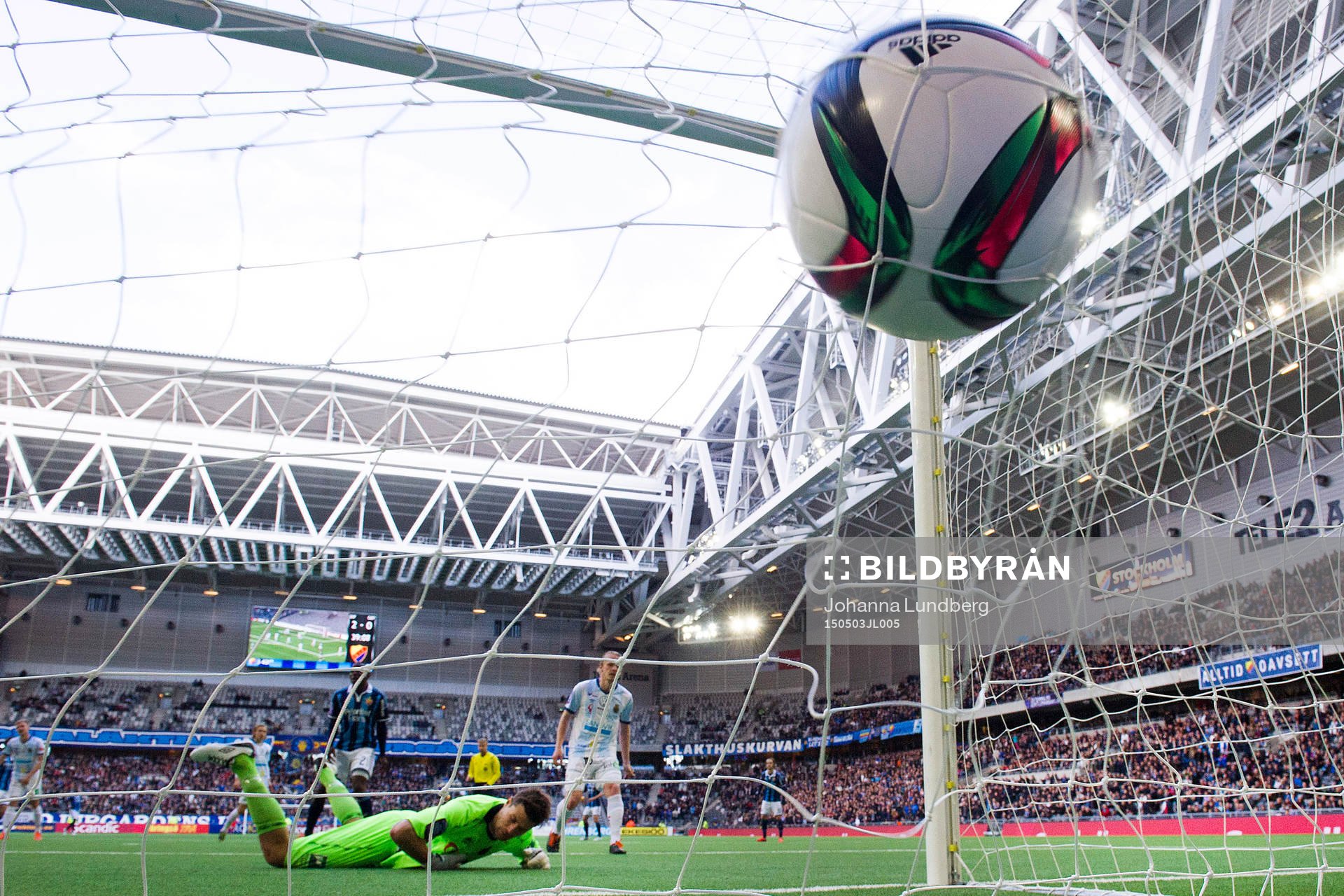 Gefles målvakt Emil Hedvall ser hur bollen går in i mål