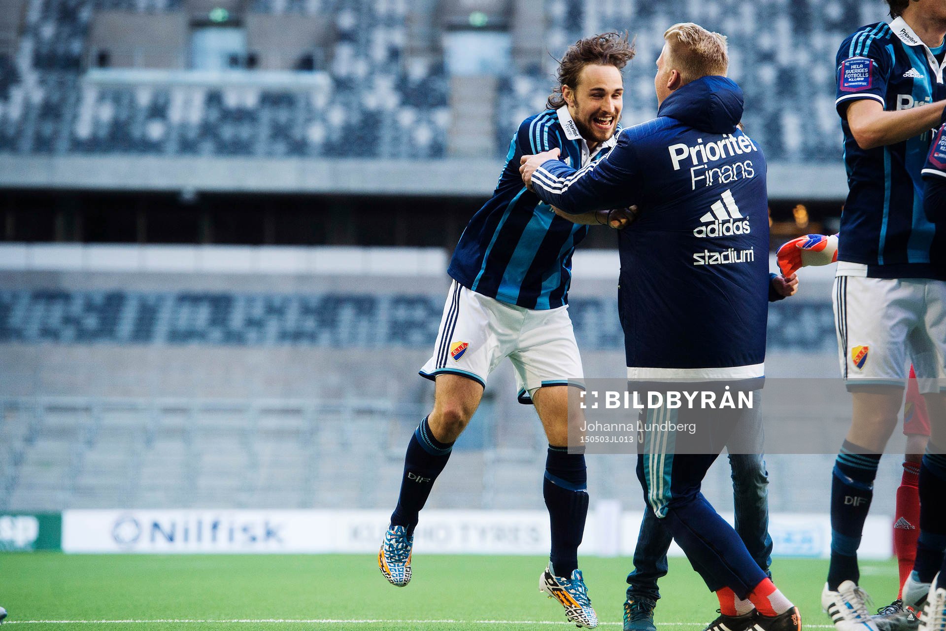 Djurgårdens Kevin Walker jublar med målvakt Hampus Nilsson