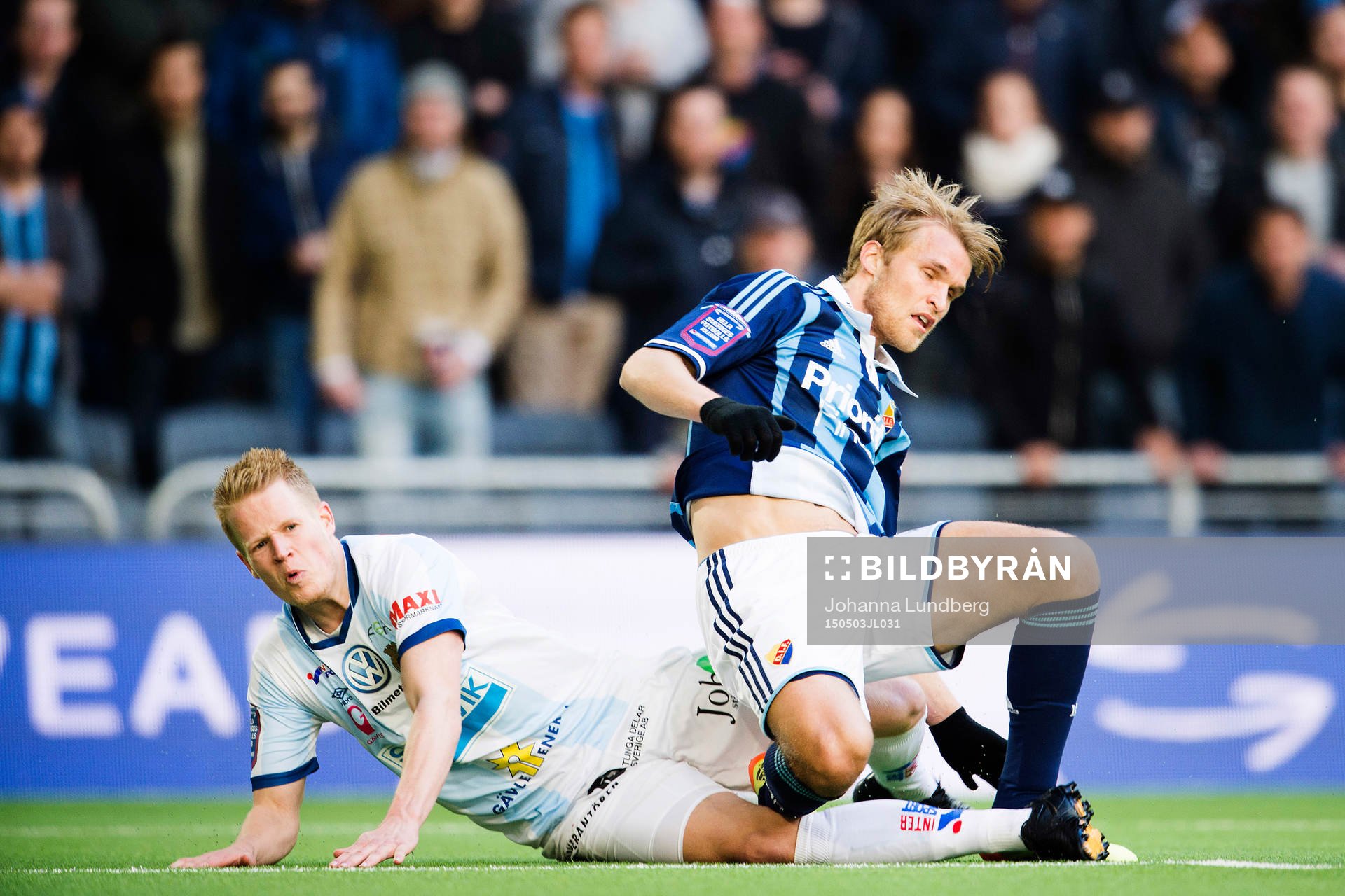 Djurgårdens Sebastian Andersson fälls av Gefles Martin