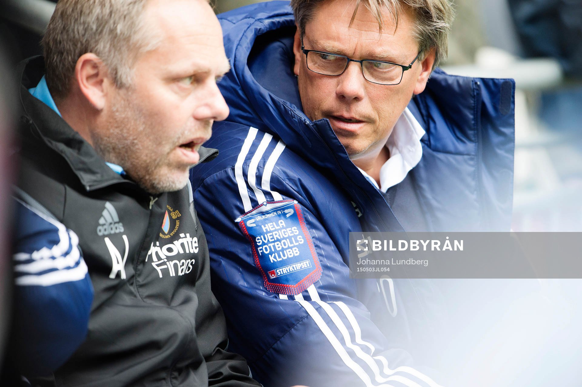 Djurgårdens tränare Per Olsson pratar med assisterande