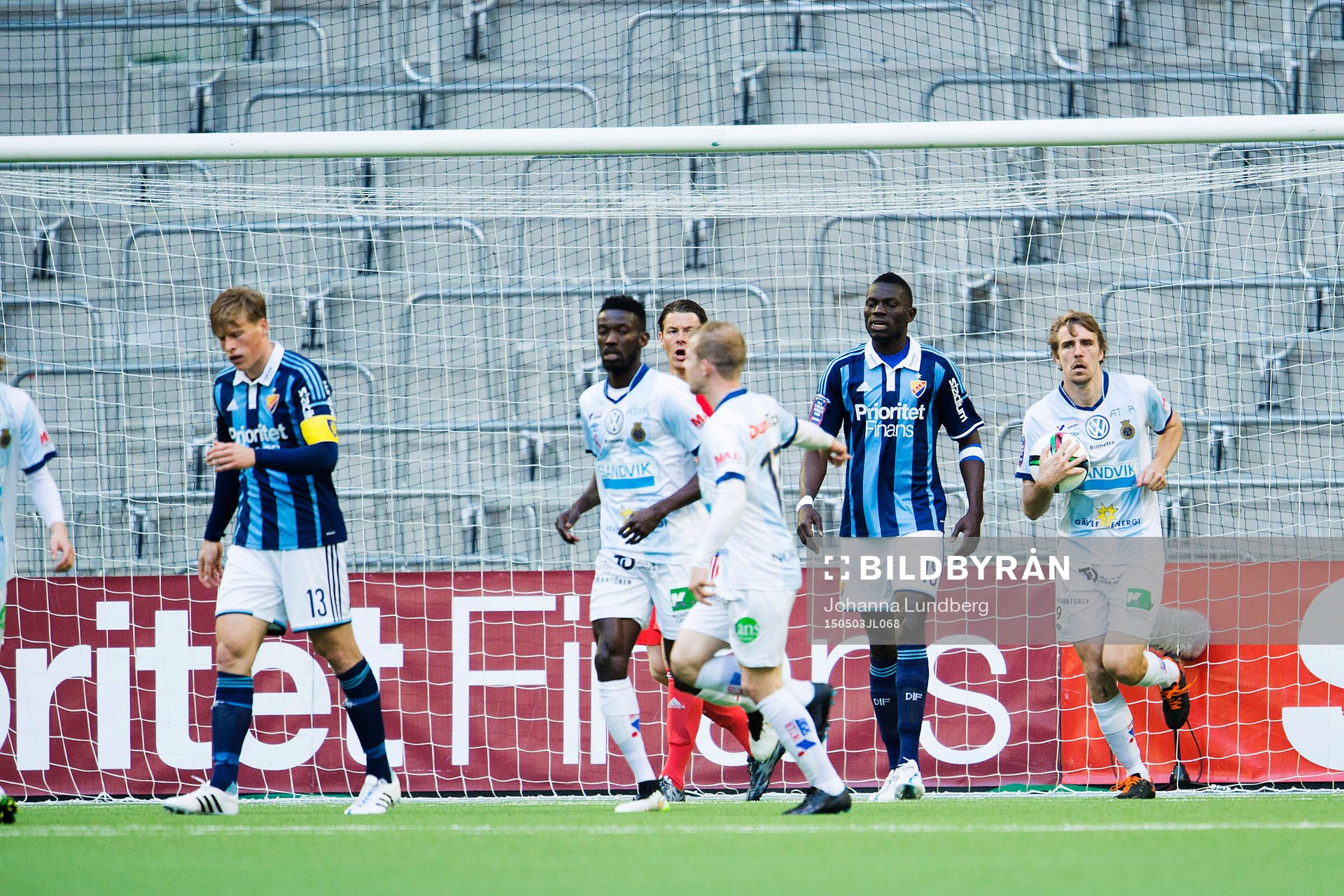 Gefles Johan Oremo hämtar bollen