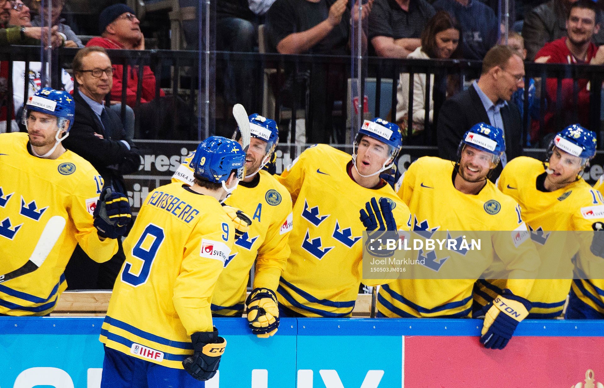 Sveriges Filip Forsberg jublar med lagkamrater