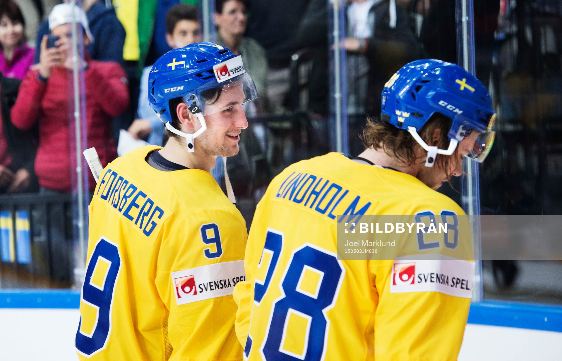 Sveriges Filip Forsberg och Elias Lindholm lämnar isen