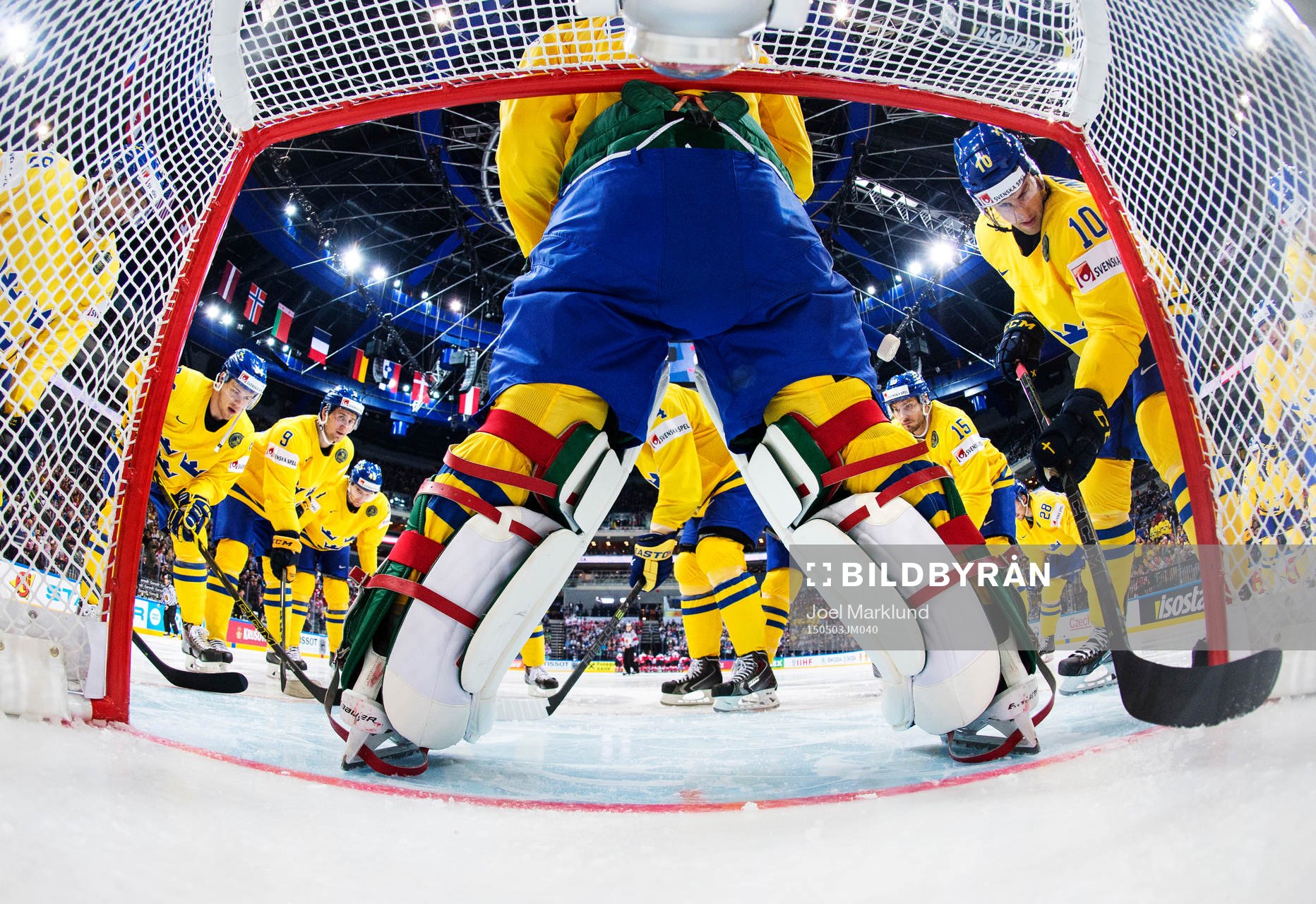 Sveriges spelare är samlade runt målvakt Anders Nilsson
