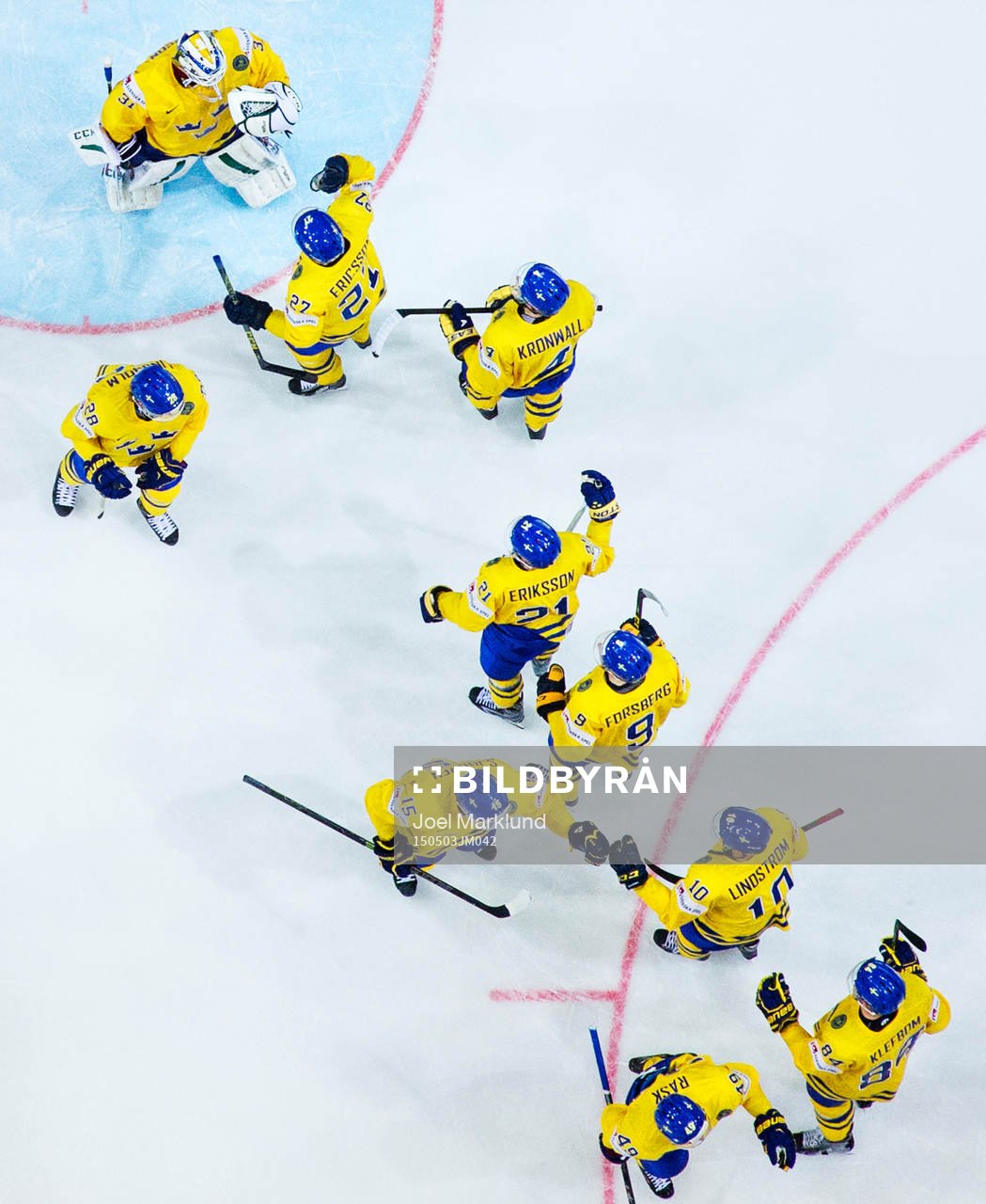 Sveriges spelare jublar och kramar om målvakten Anders