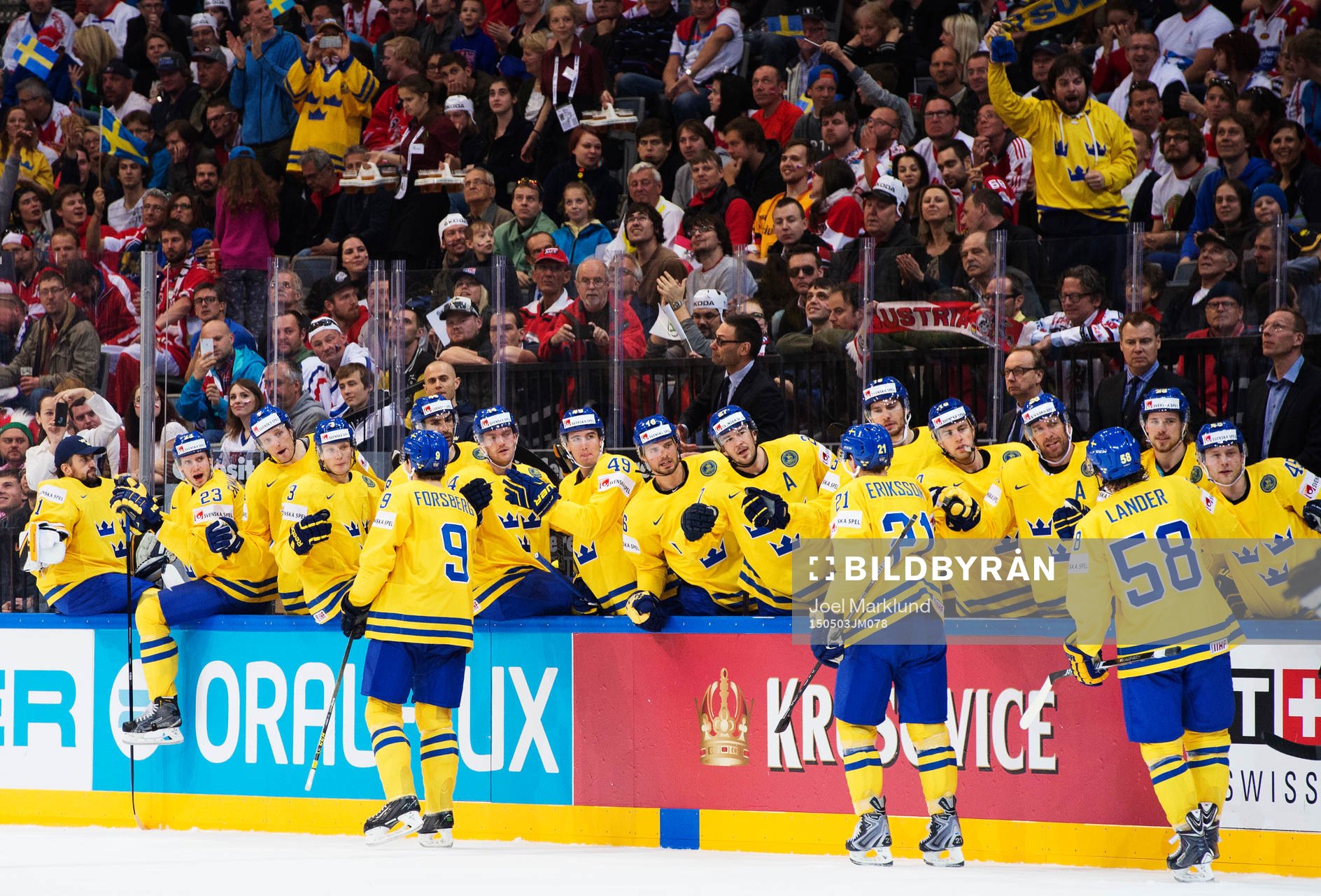 Sveriges Filip Forsberg jublar med lagkamrater