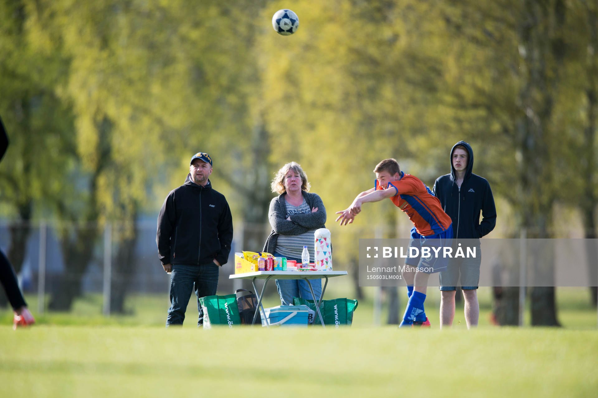 Föräldrar säljer fika i matchen i pojkar födda 2002