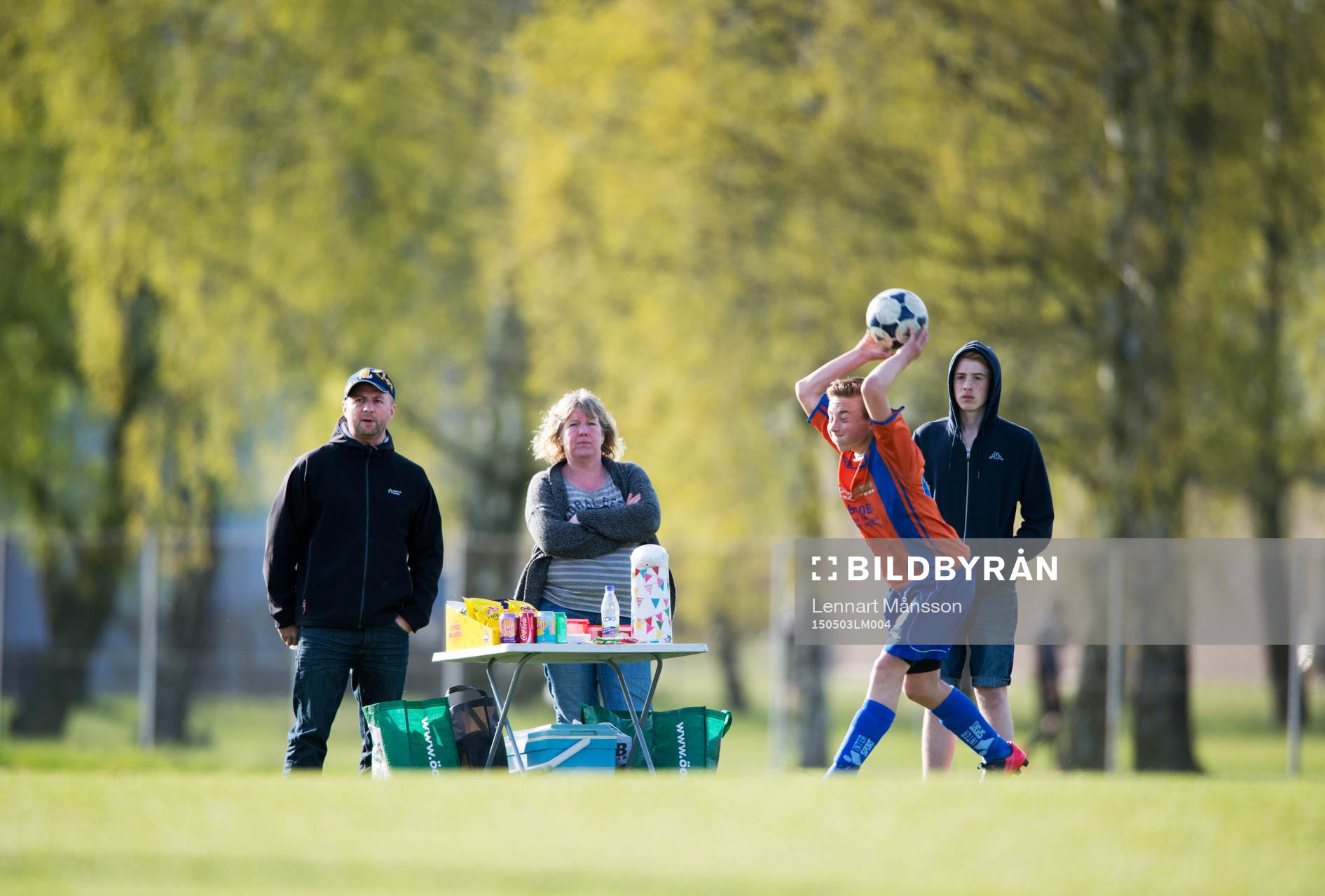 Föräldrar säljer fika i matchen i pojkar födda 2002 mellan IFK Hässleholm och Broby i Hässleholm 2 maj 2015.