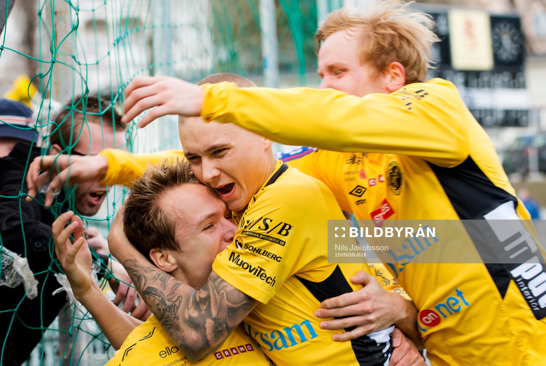 Elfsborgs Viktor Prodell jublar med Sebastian Holmén och