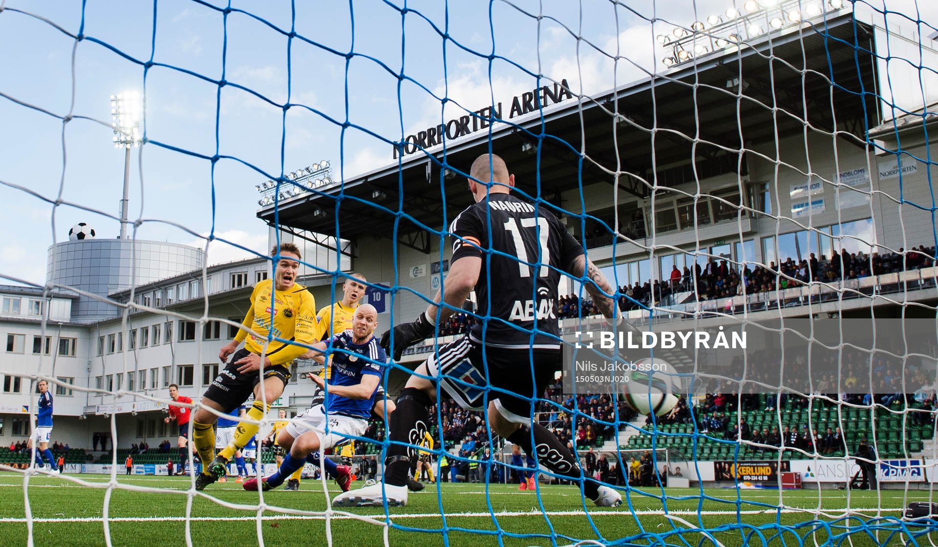 Elfsborgs Viktor Prodell gör 0-1 på Sundsvalls målvakt
