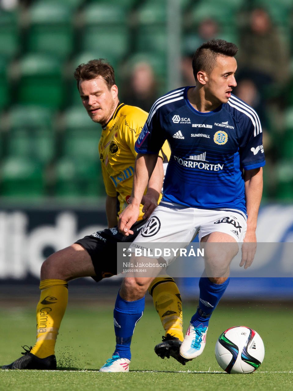 Sundsvalls Adam Chennoufi och Elfsborgs Henning Hauger