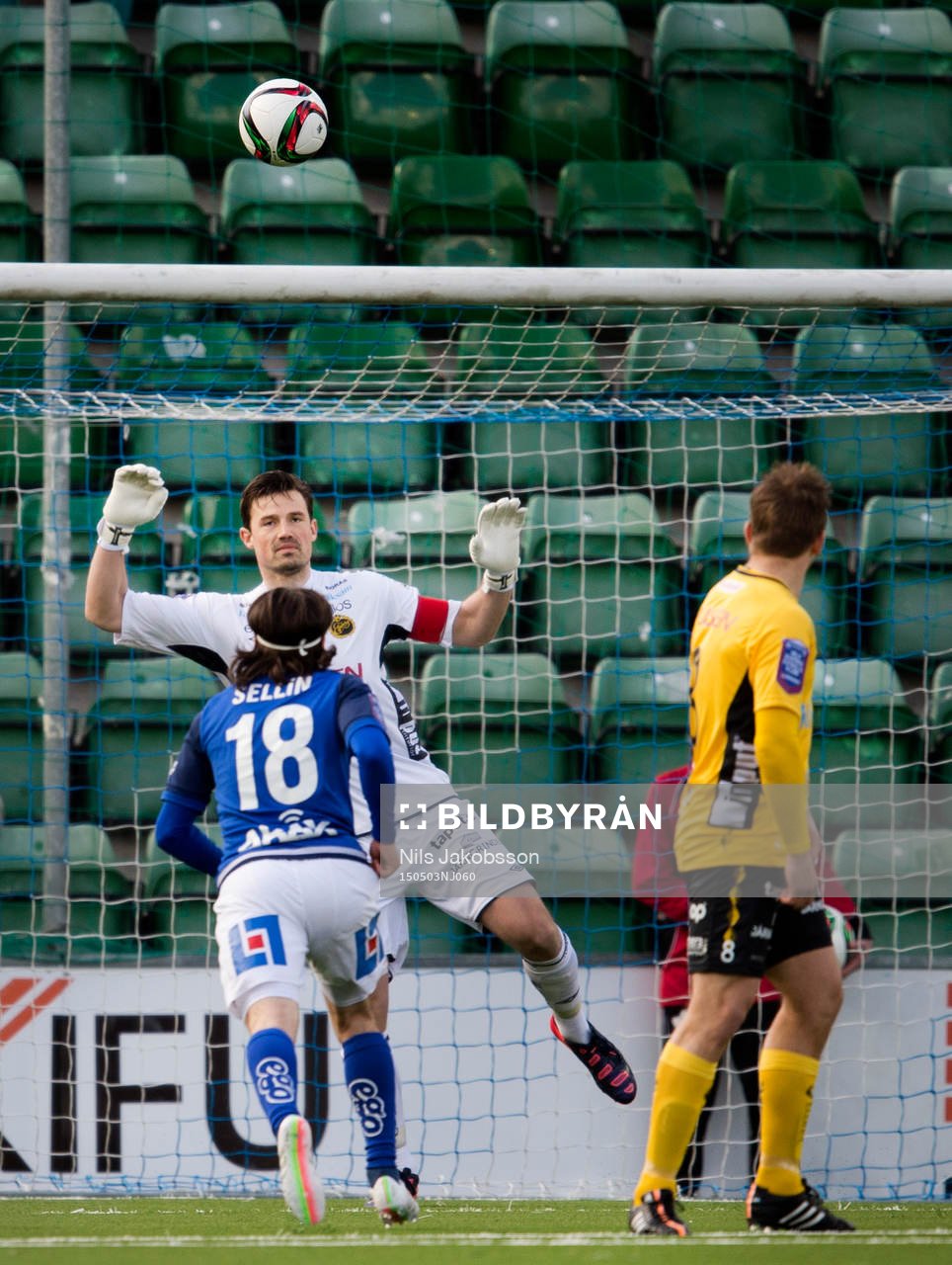 Elfsborgs målvakt Kevin Stuhr - Ellegaard ser bollen gå