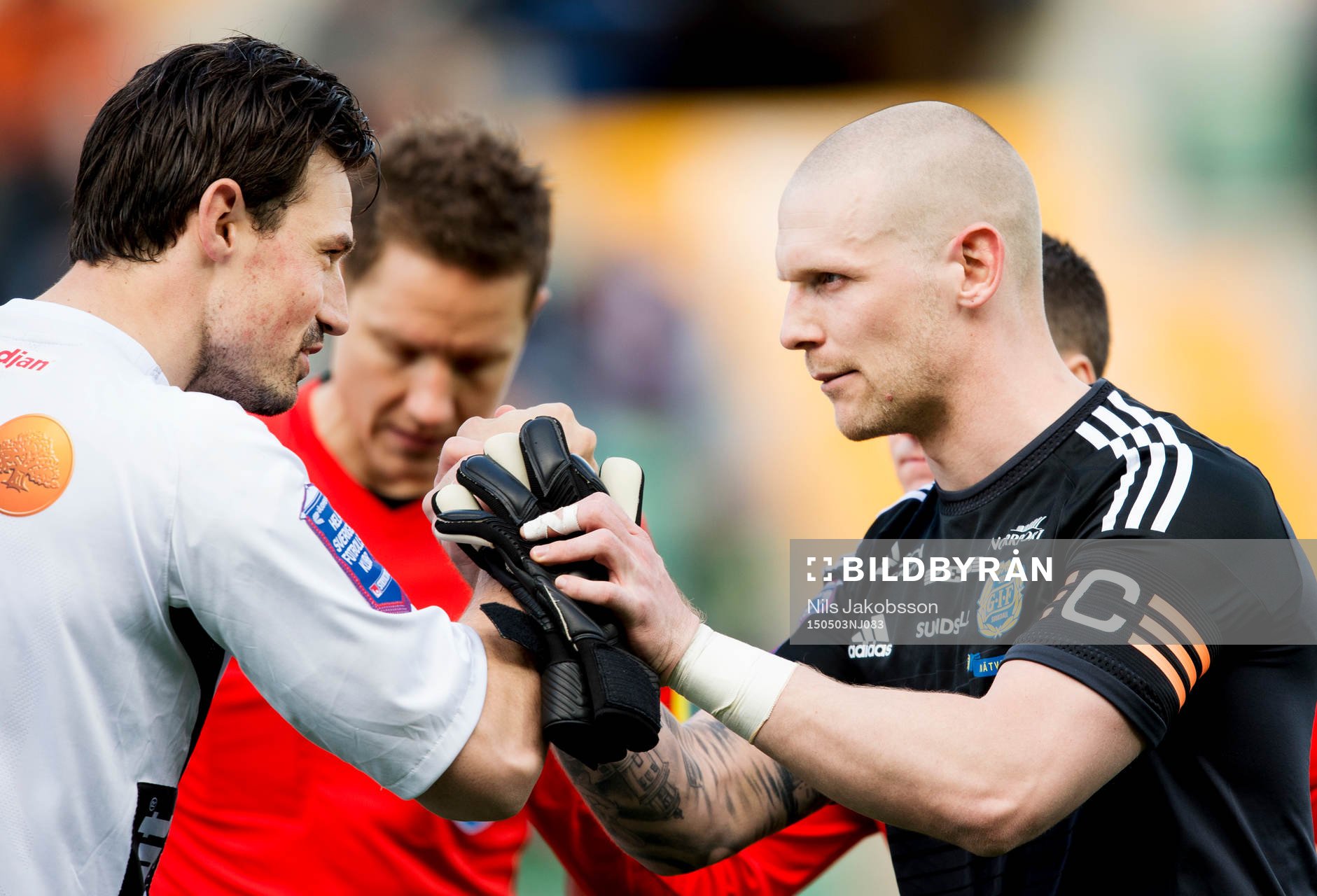 Elfsborgs målvakt Kevin Stuhr - Ellegaard och Sundsvalls målvakt Tommy Naurin önkar varandra lycka till innan fotbollsmatchen i Allsvenskan mellan GIF Sundsvall och Elfsborg den 3 maj 2015 i Sundsvall.