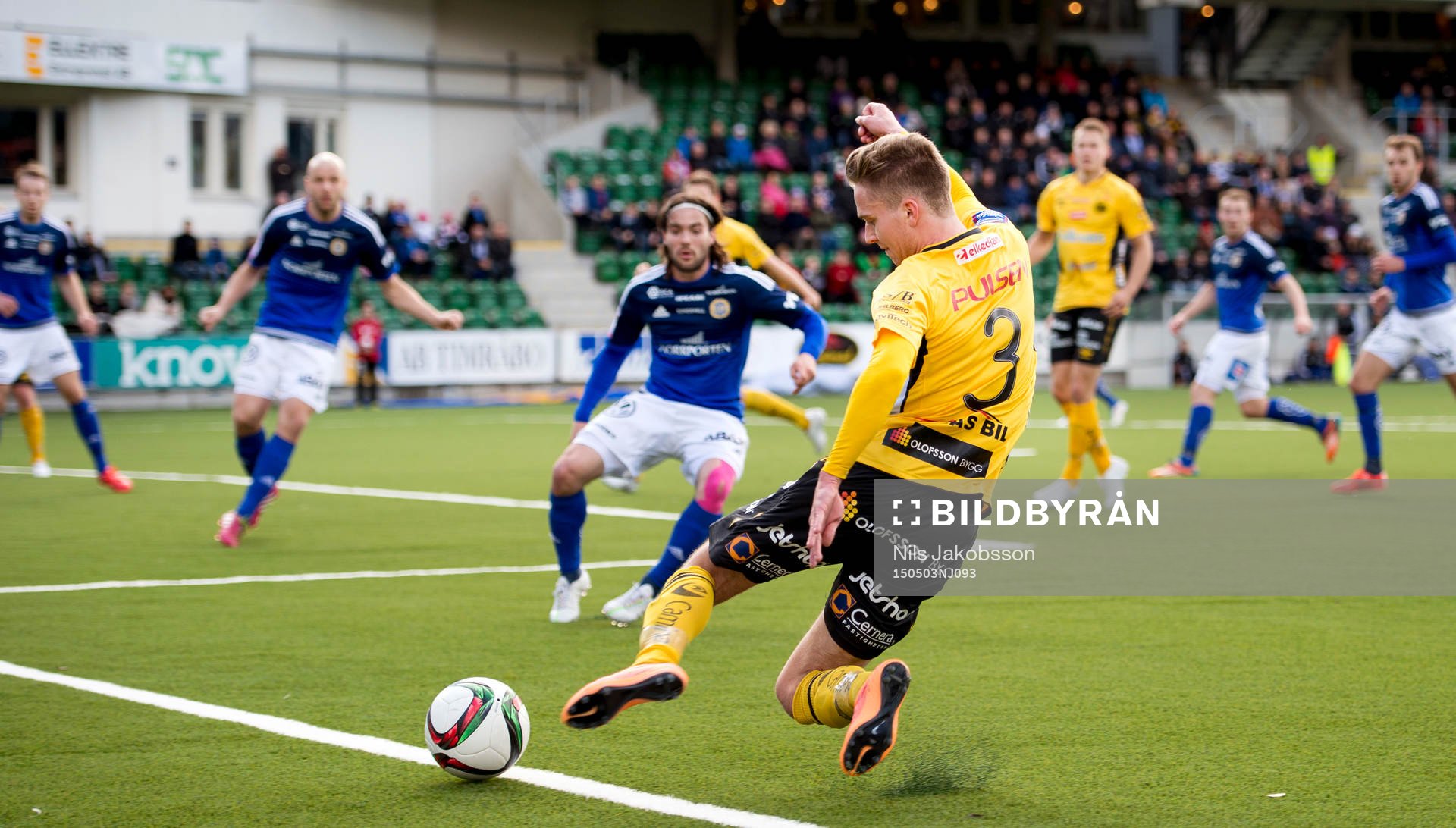 Elfsborgs Adam Lundqvist försöker nå bollen innan linjen