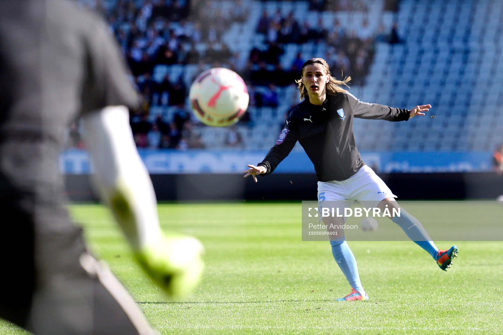 Malmö FFs Pawel Cibicki värmer upp