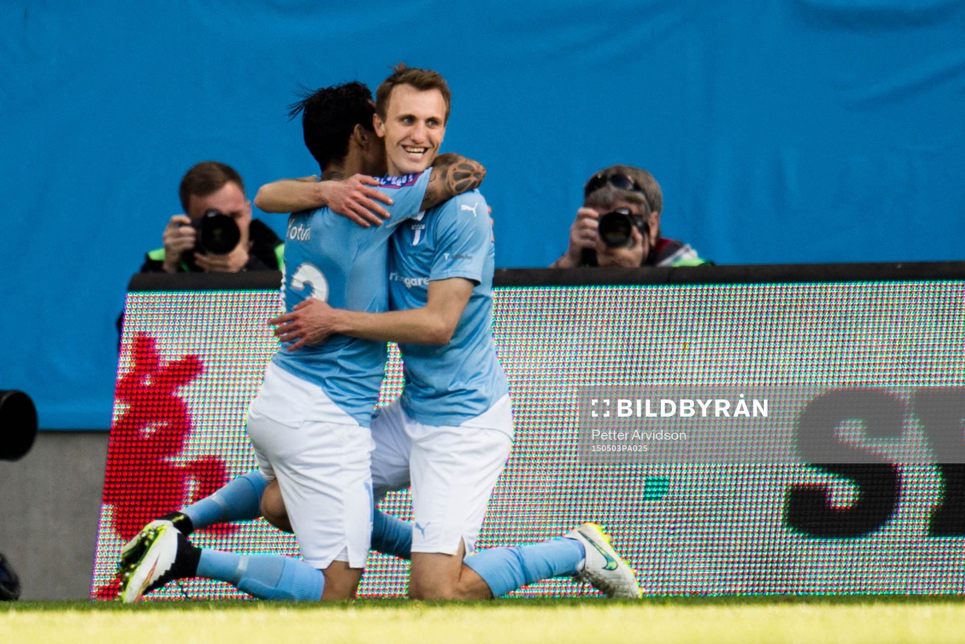 Malmö FFs Magnus Wolff Eikrem (th) kramas om av Victor