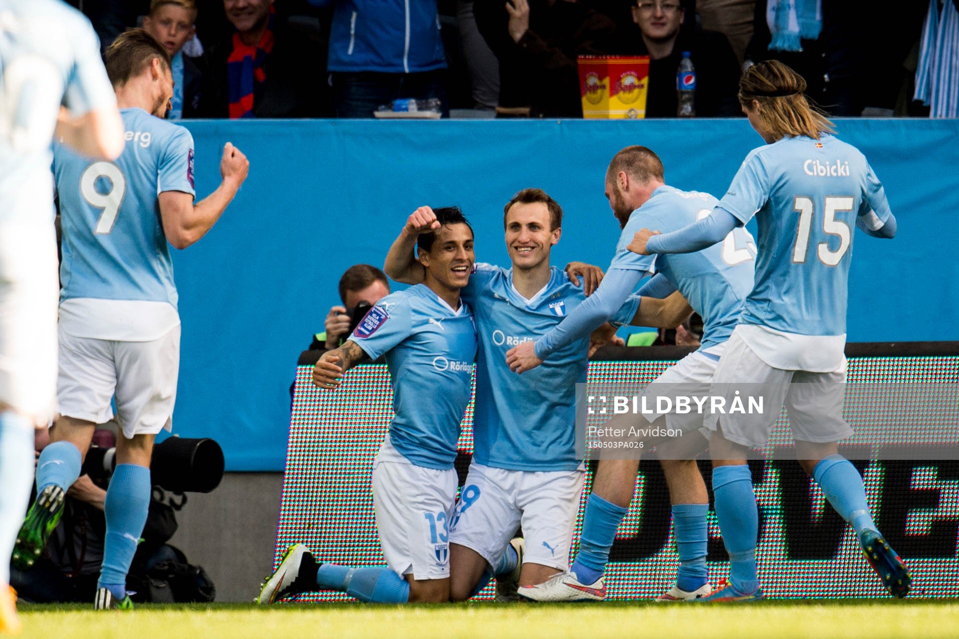 Malmö FFs Magnus Wolff Eikrem (m) kramas om av Victor