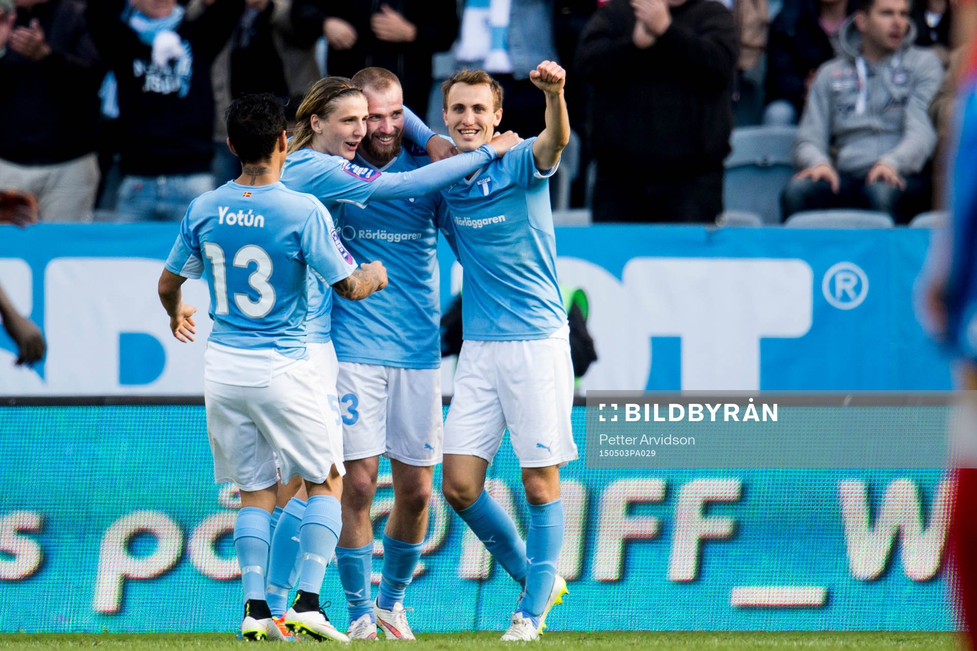 Malmö FFs Jo Inge Berget (m) jublar ihop med Pawel Cibicki