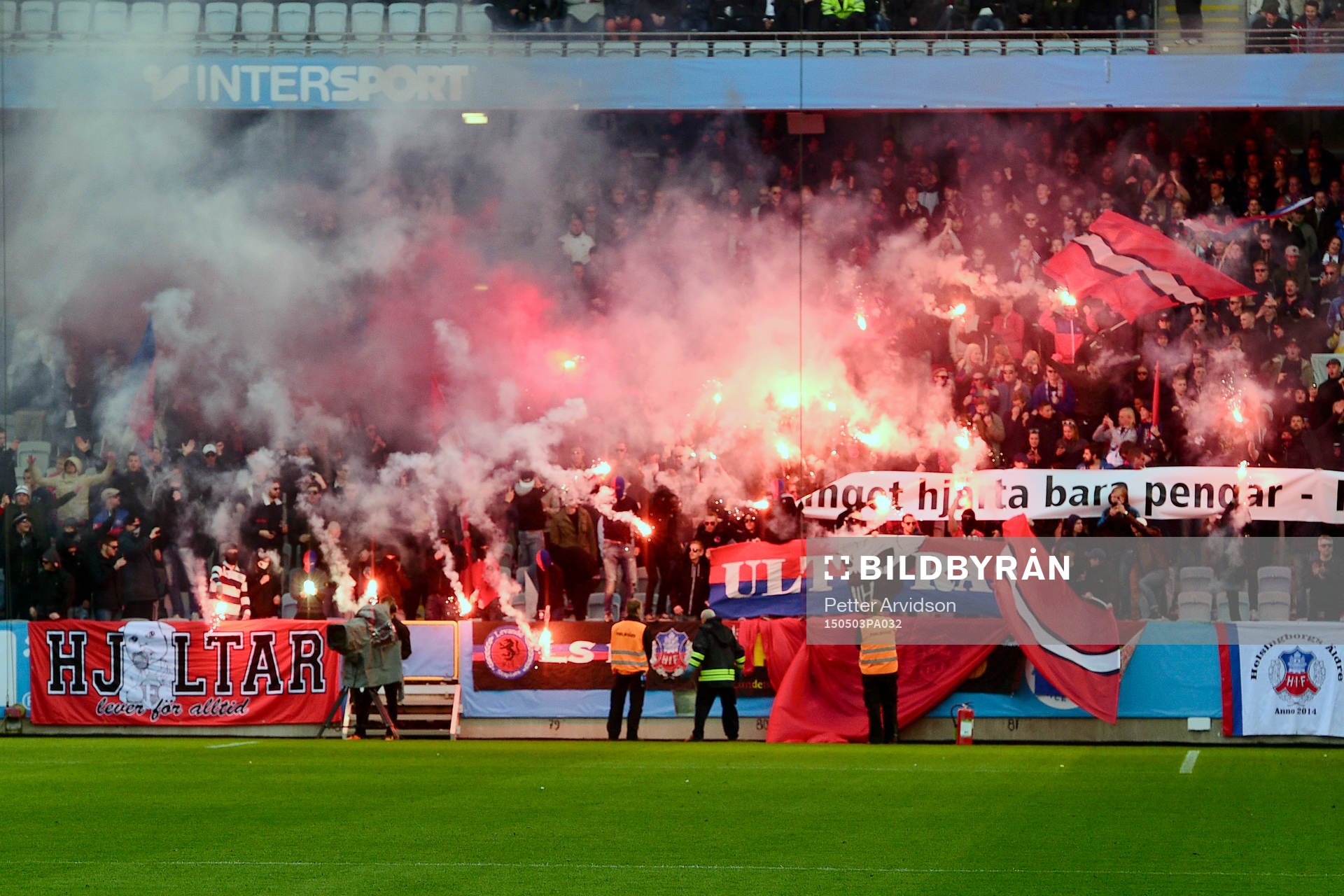Helsingborgs supportrar tände bengaler