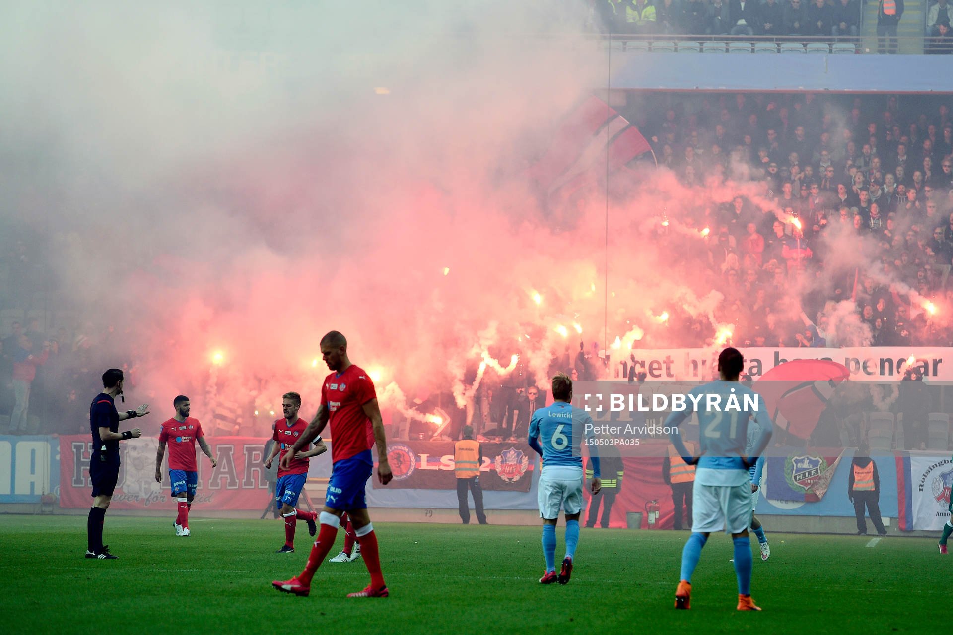Helsingborgs supportrar tände bengaler
