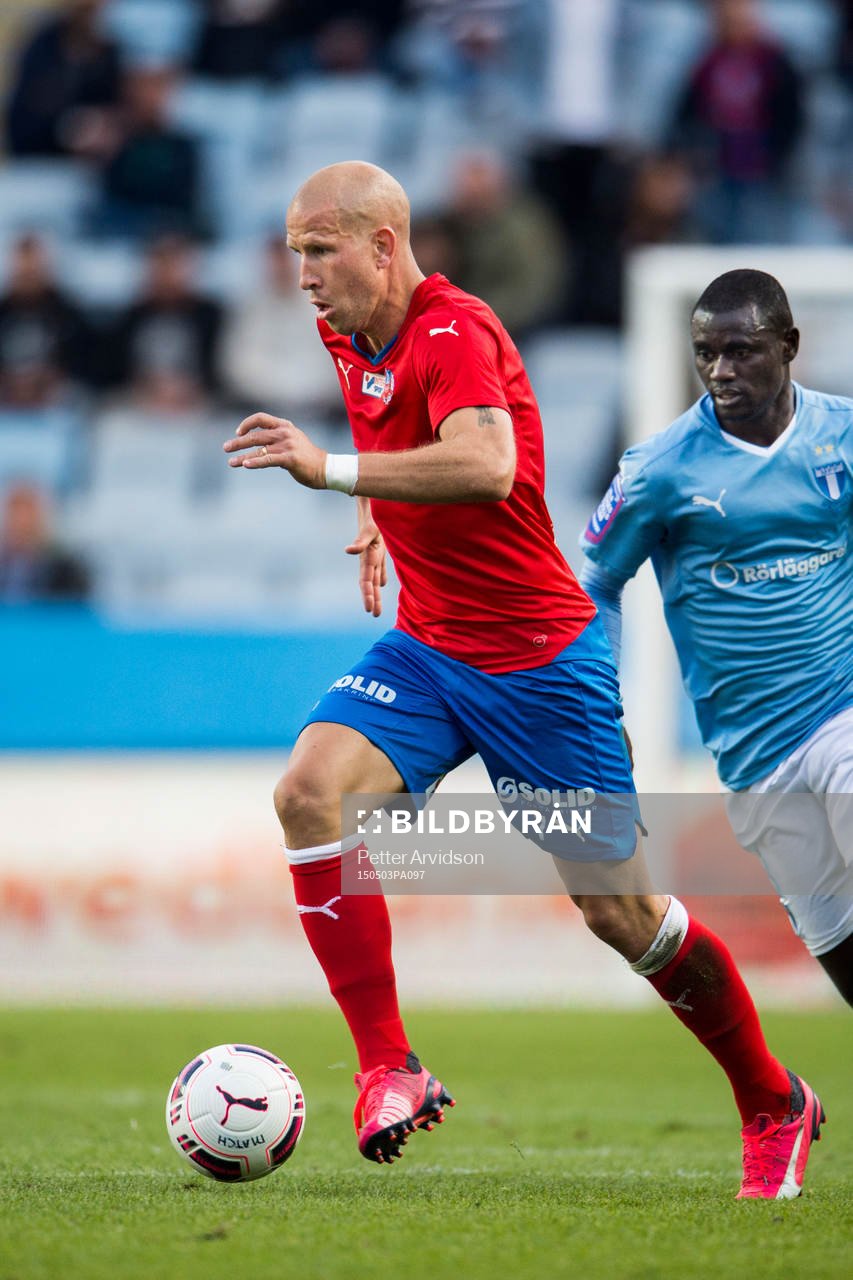 Helsingborgs Mattias Lindström och Malmö FFs Enoch Kofi Adu under fotbollsmatchen i Allsvenskan mellan Malmö FF och Helsingborg den 3 maj 2015 i Malmö.