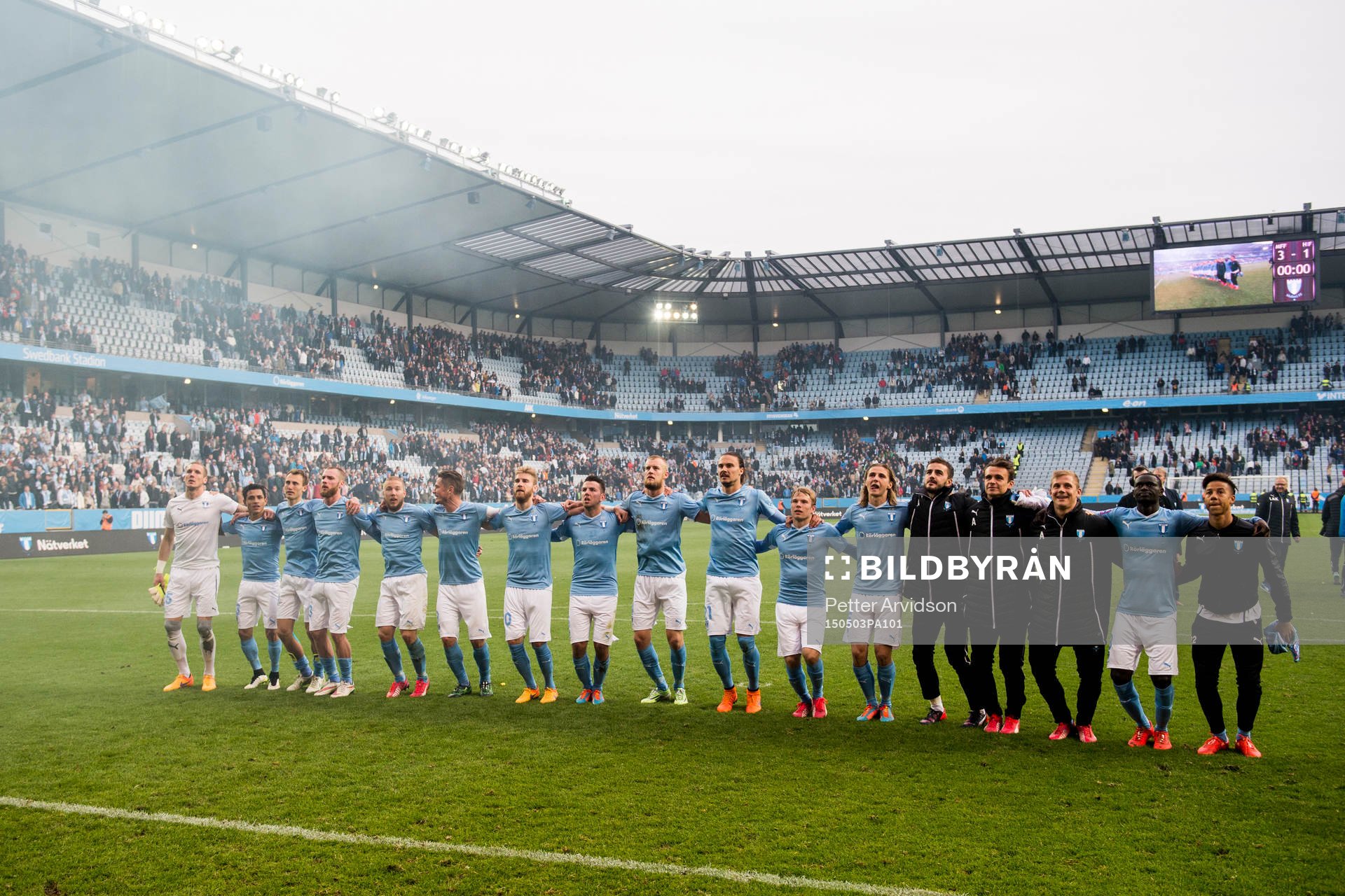 Malmö FFs spelare jublar mot publiken