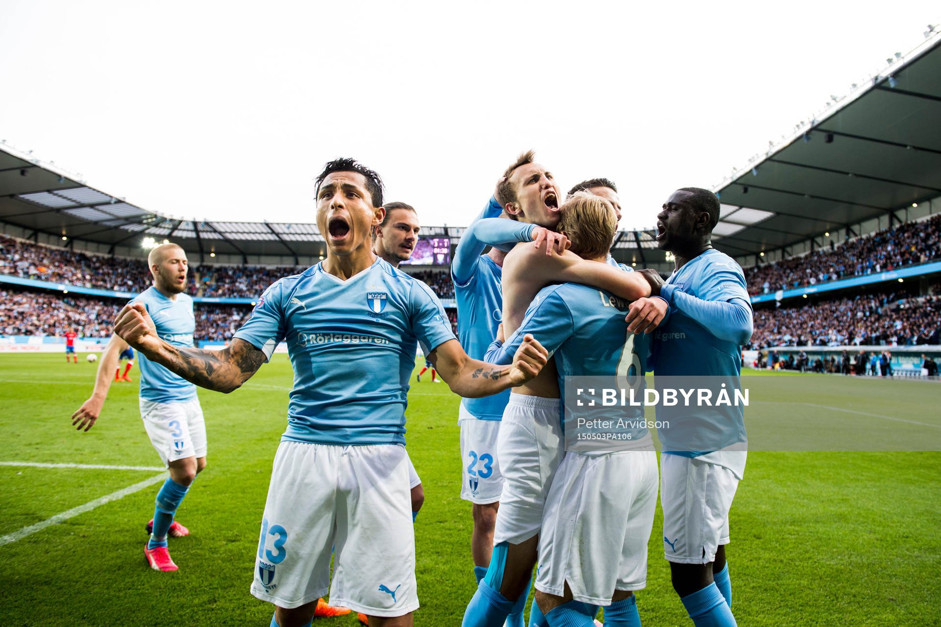 Malmö FFs Victor Yoshimar Yotun Flores och Magnus Wolff Eikrem samt övriga spelare i Malmö FF jublar efter 3-1 under fotbollsmatchen i Allsvenskan mellan Malmö FF och Helsingborg den 3 maj 2015 i Malmö.