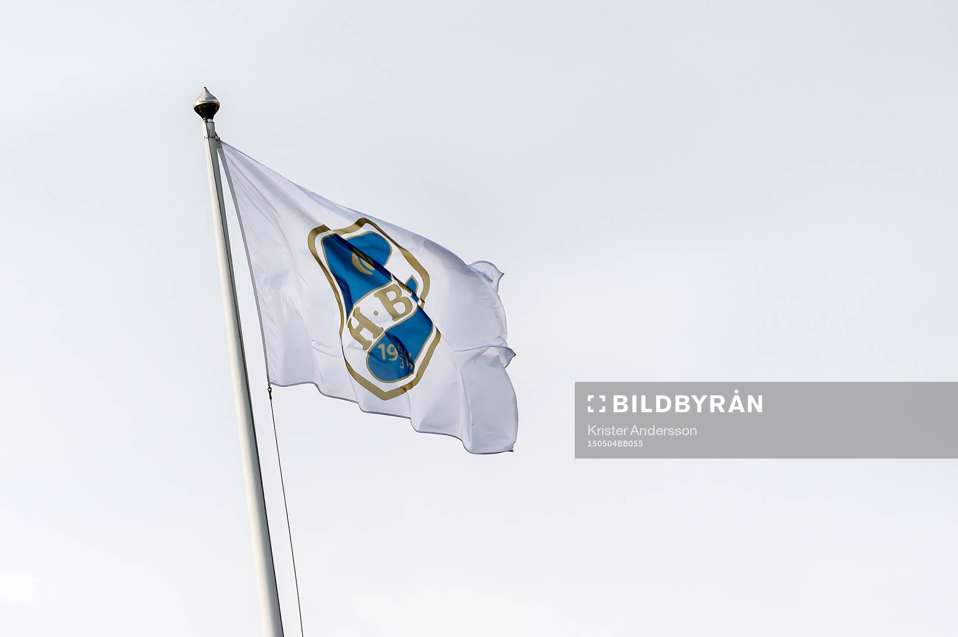 Halmstads flagga och klubbemblem före fotbollsmatchen i