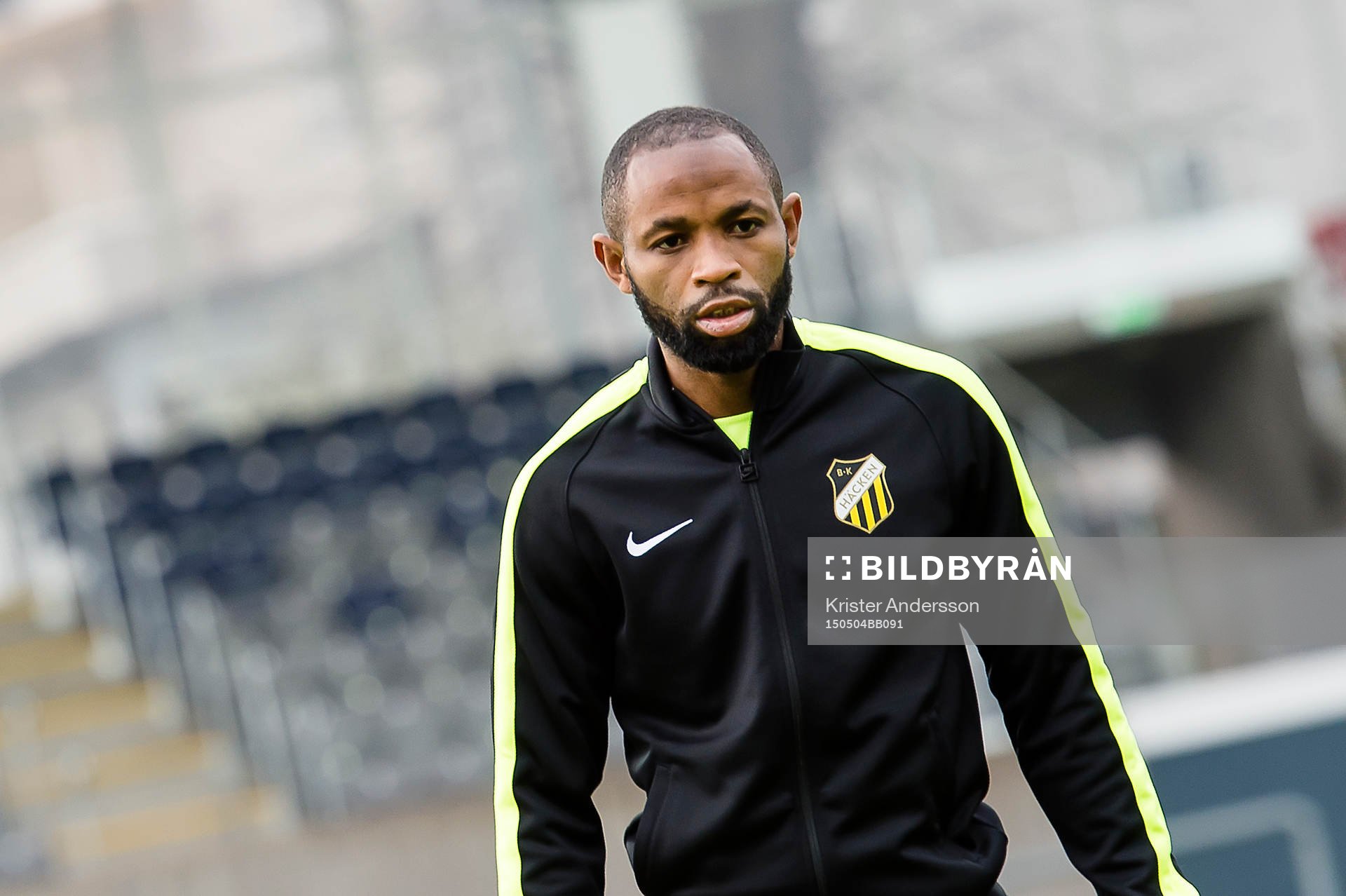 Häckens René Makondele före fotbollsmatchen i