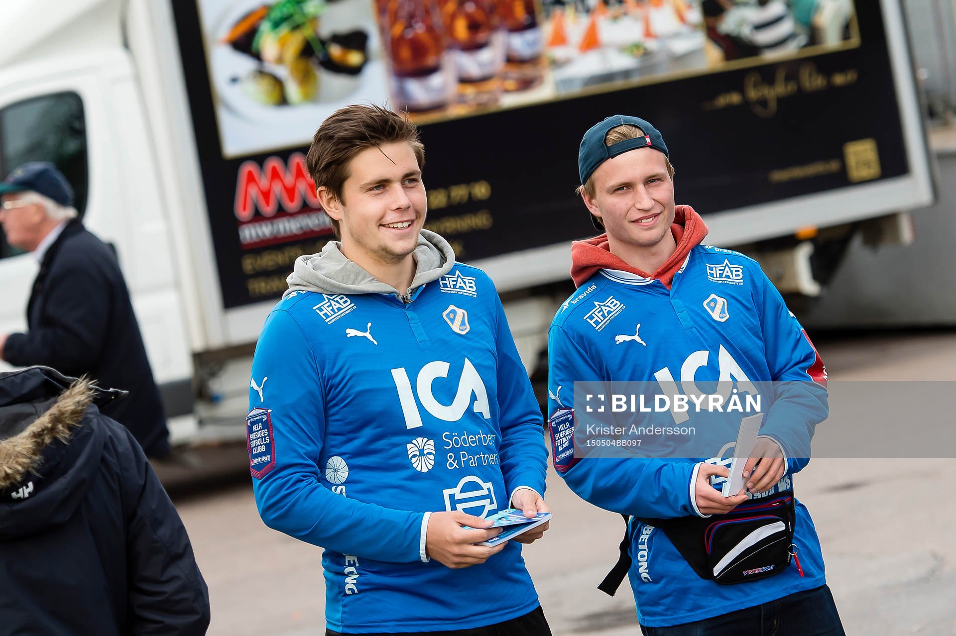 Försäljning av 50/50 lotter före fotbollsmatchen i