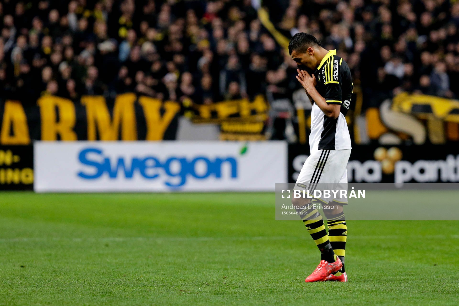 s Nabil Bahoui tvingas avbryta matchen