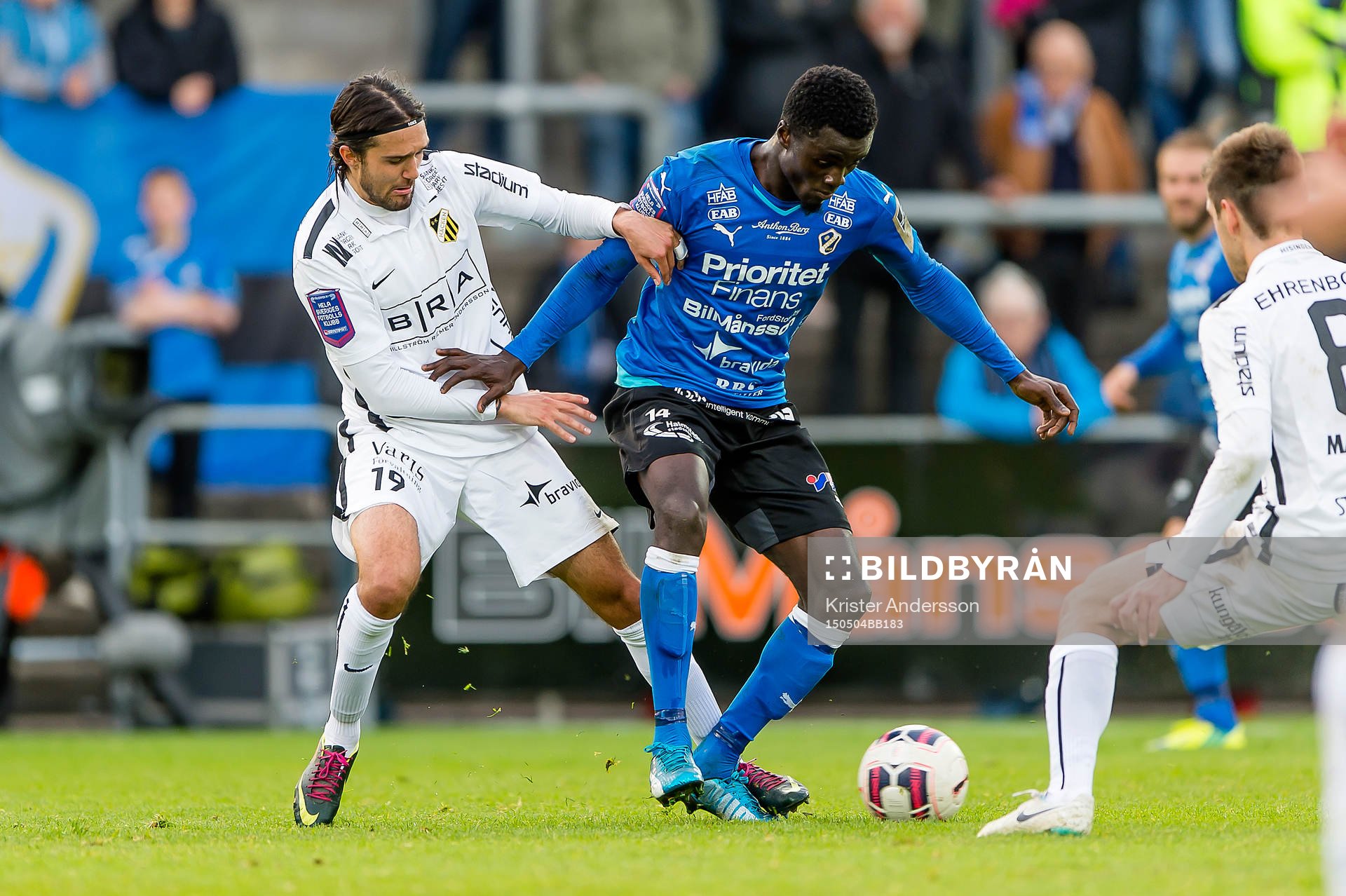 Häckens Leonard Zuta och Halmstads Kwame Karikari under fotbollsmatchen i Allsvenskan mellan Halmstad och Häcken den 4 maj 2015 i Halmstad.