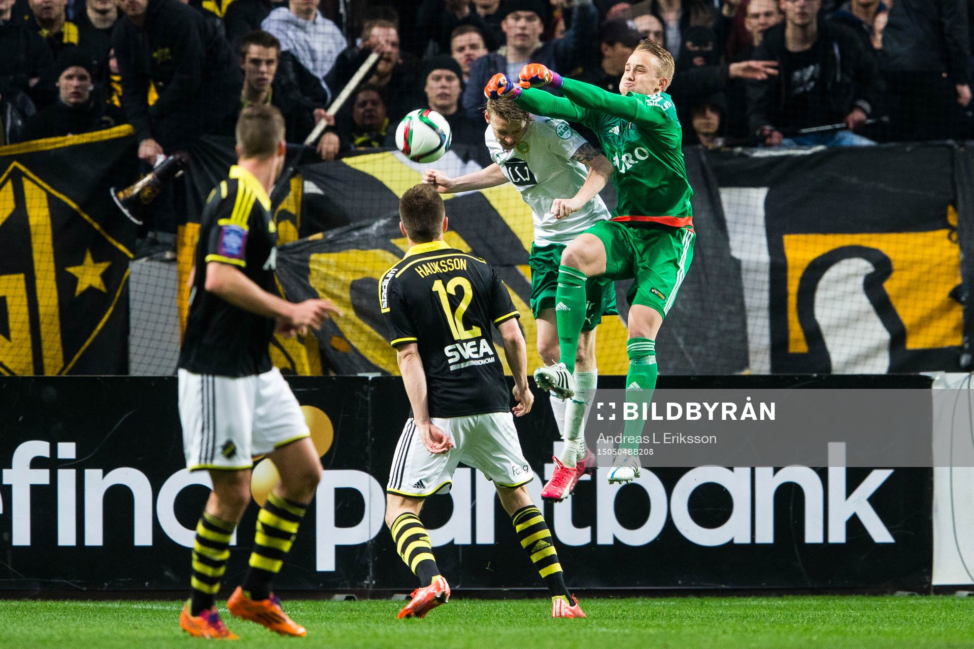 AIK:s målvakt målvakt Patrik Carlgren boxar undan bollen framför Hammarbys Birkir Már Saevarsson under fotbollsmatchen i Allsvenskan mellan AIK och Hammarby den 4 maj 2014 i Stockholm.