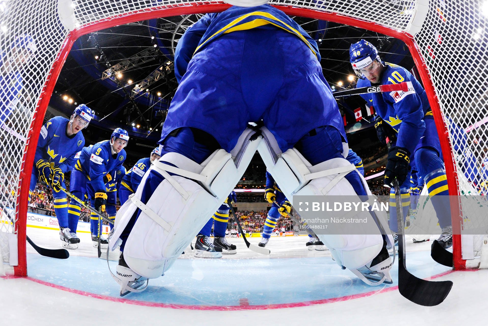 Sveriges spelare är samlade runt målvakt Jhonas Enroth