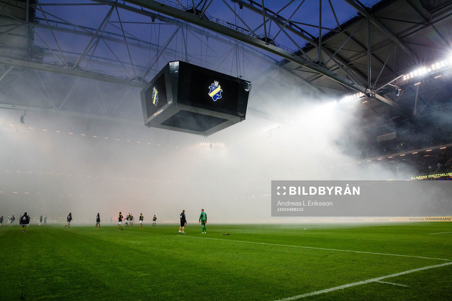 Matchen avbryts tillfälligt innan andra halvlek