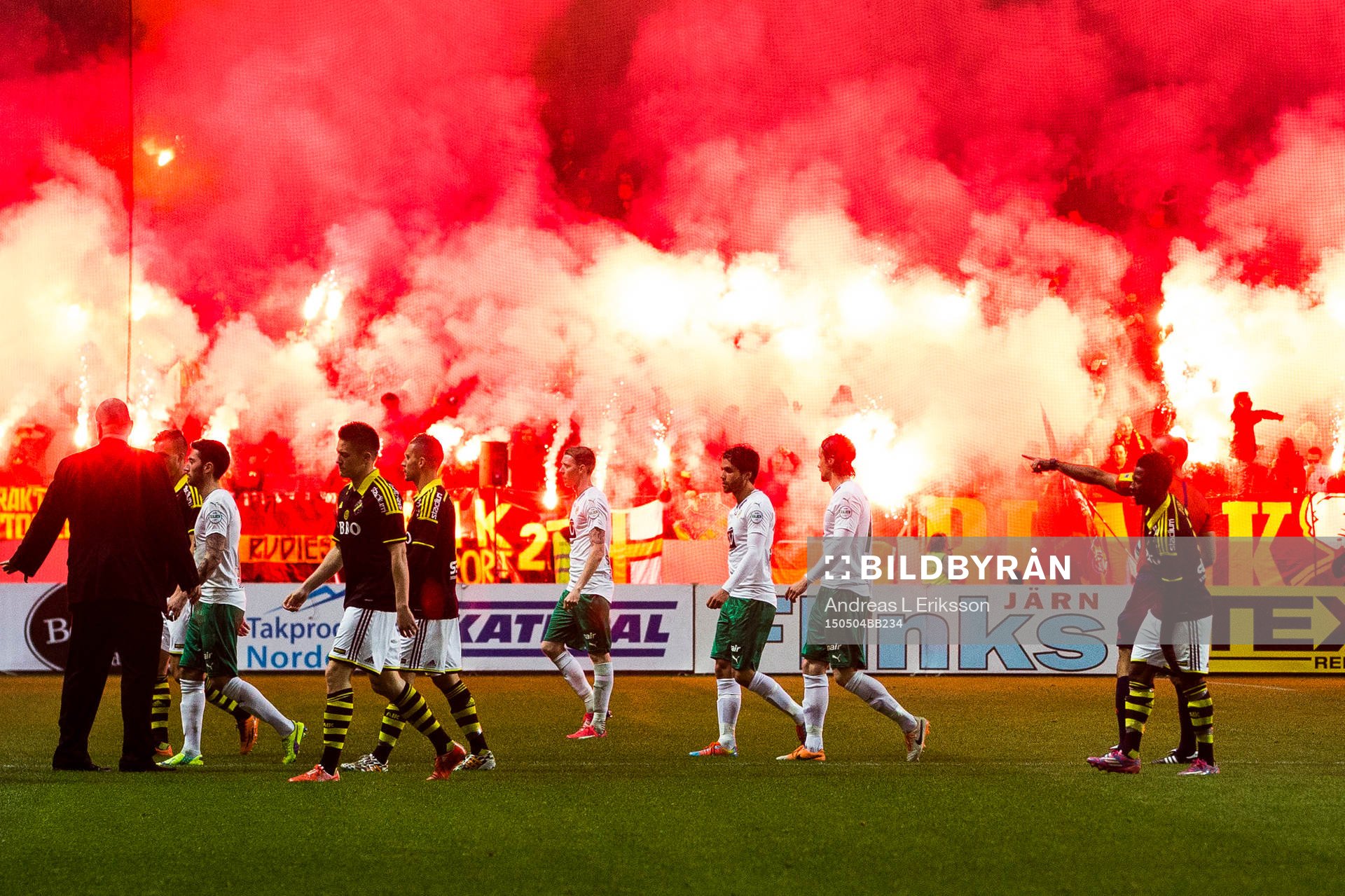 Matchen avbryts tillfälligt innan andra halvlek