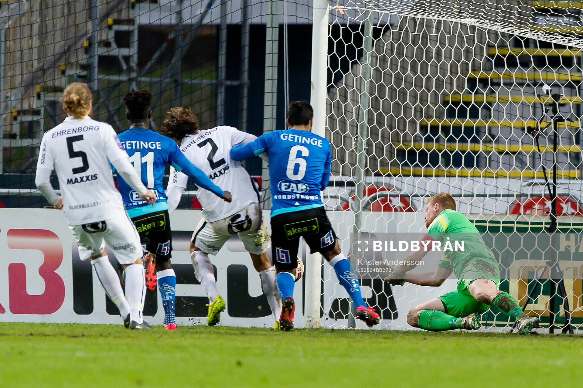 Häckens målvakt Christoffer Källqvist räddar sin andra