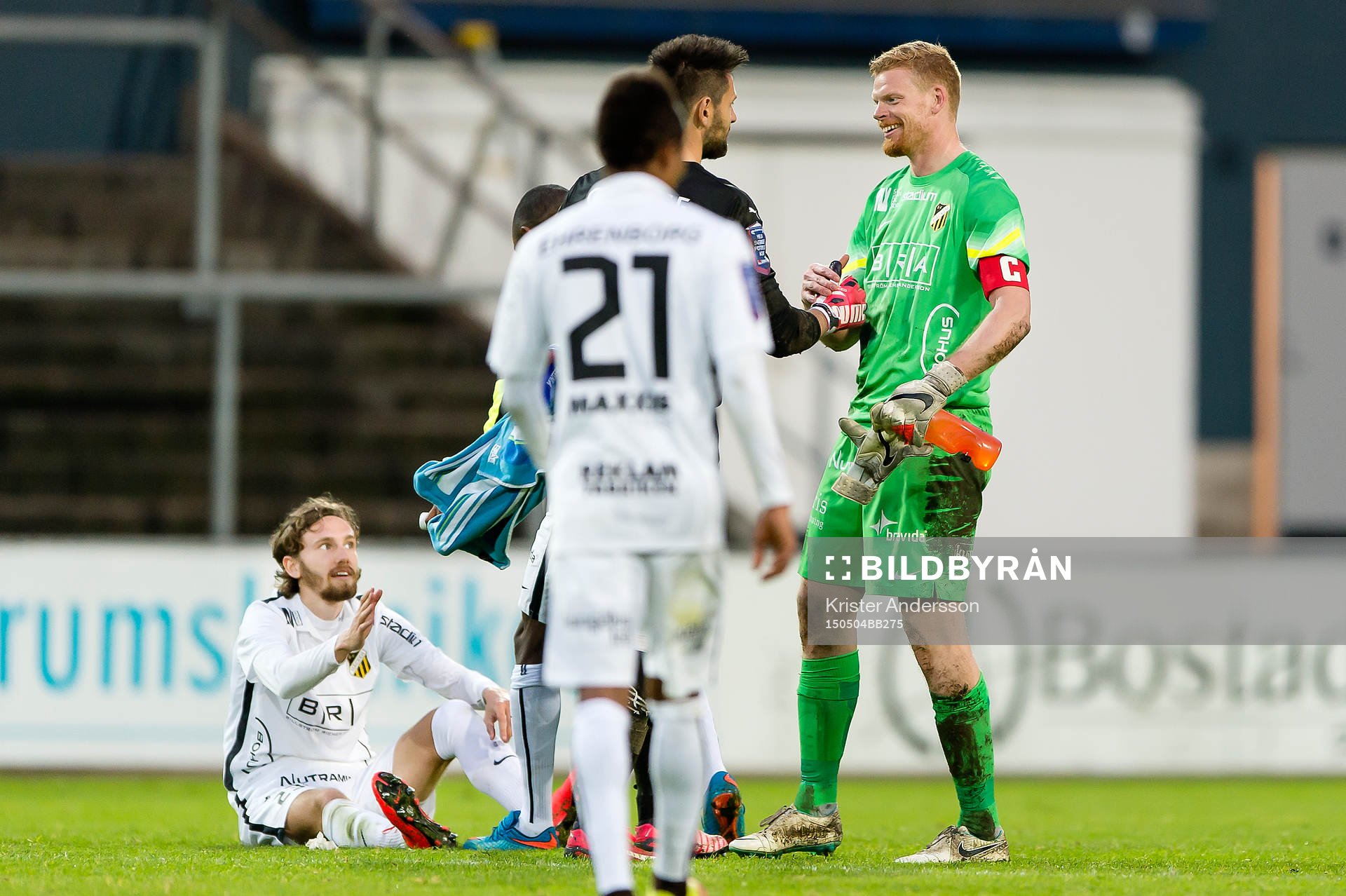 Häckens målvakt Christoffer Källqvist är glad och gratuleras av Halmstads målvakt Stojan Lukic efter fotbollsmatchen i Allsvenskan mellan Halmstad och Häcken den 4 maj 2015 i Halmstad.