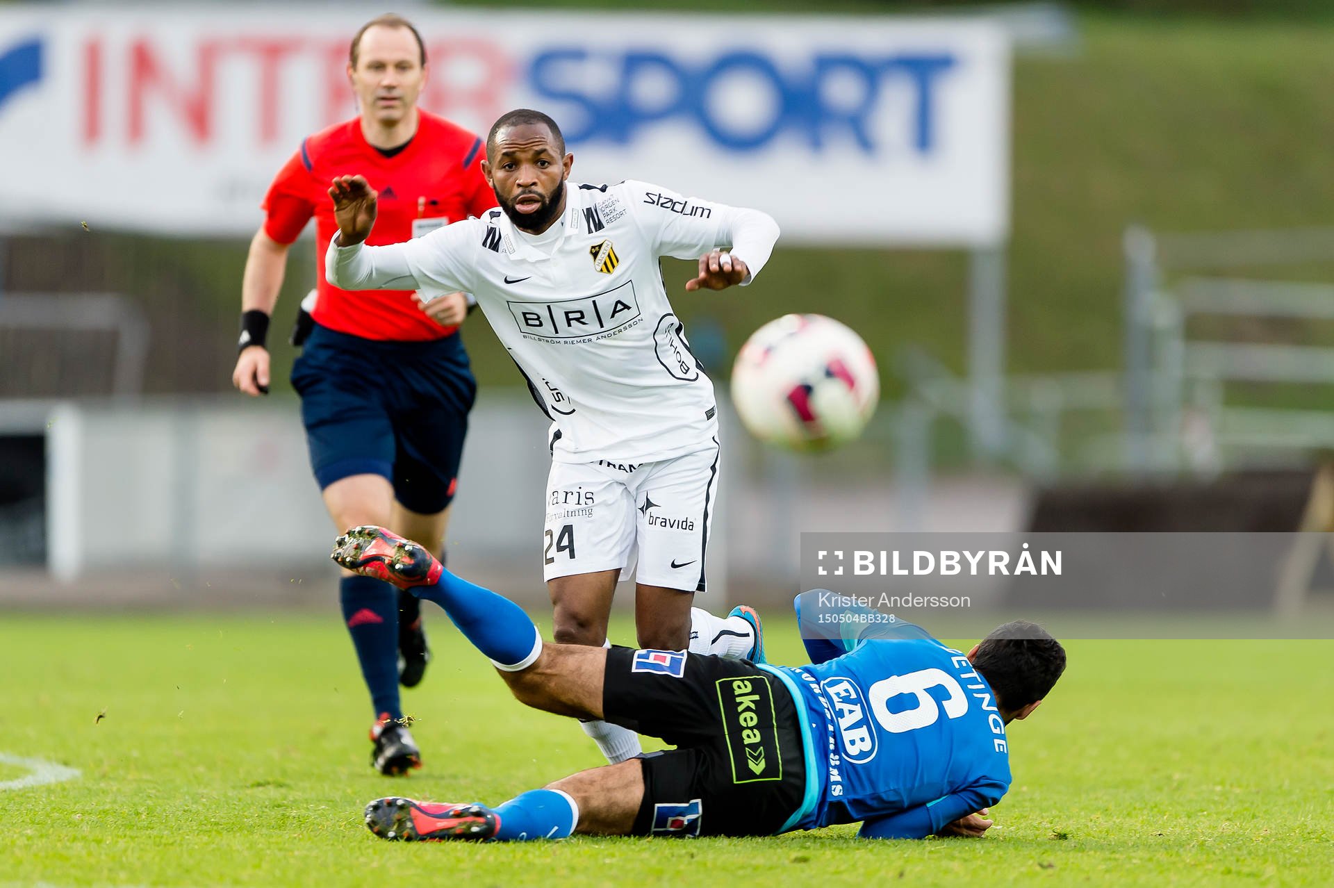 Häckens René Makondele och Halmstads Mohammed Ali Khan under fotbollsmatchen i Allsvenskan mellan Halmstad och Häcken den 4 maj 2015 i Halmstad.