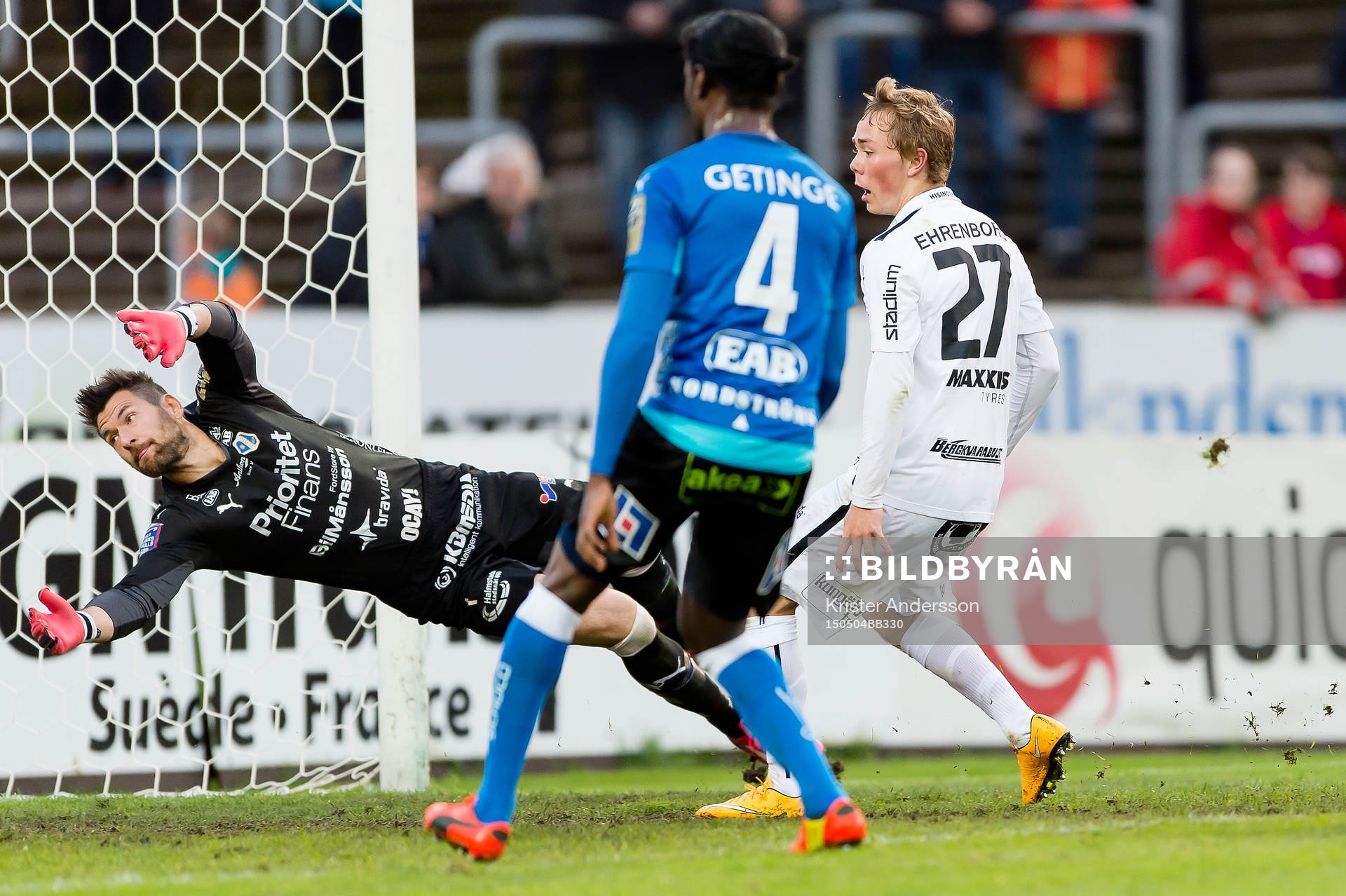 Häckens Joel Andersson gör 0-2 bakom Halmstads målvakt