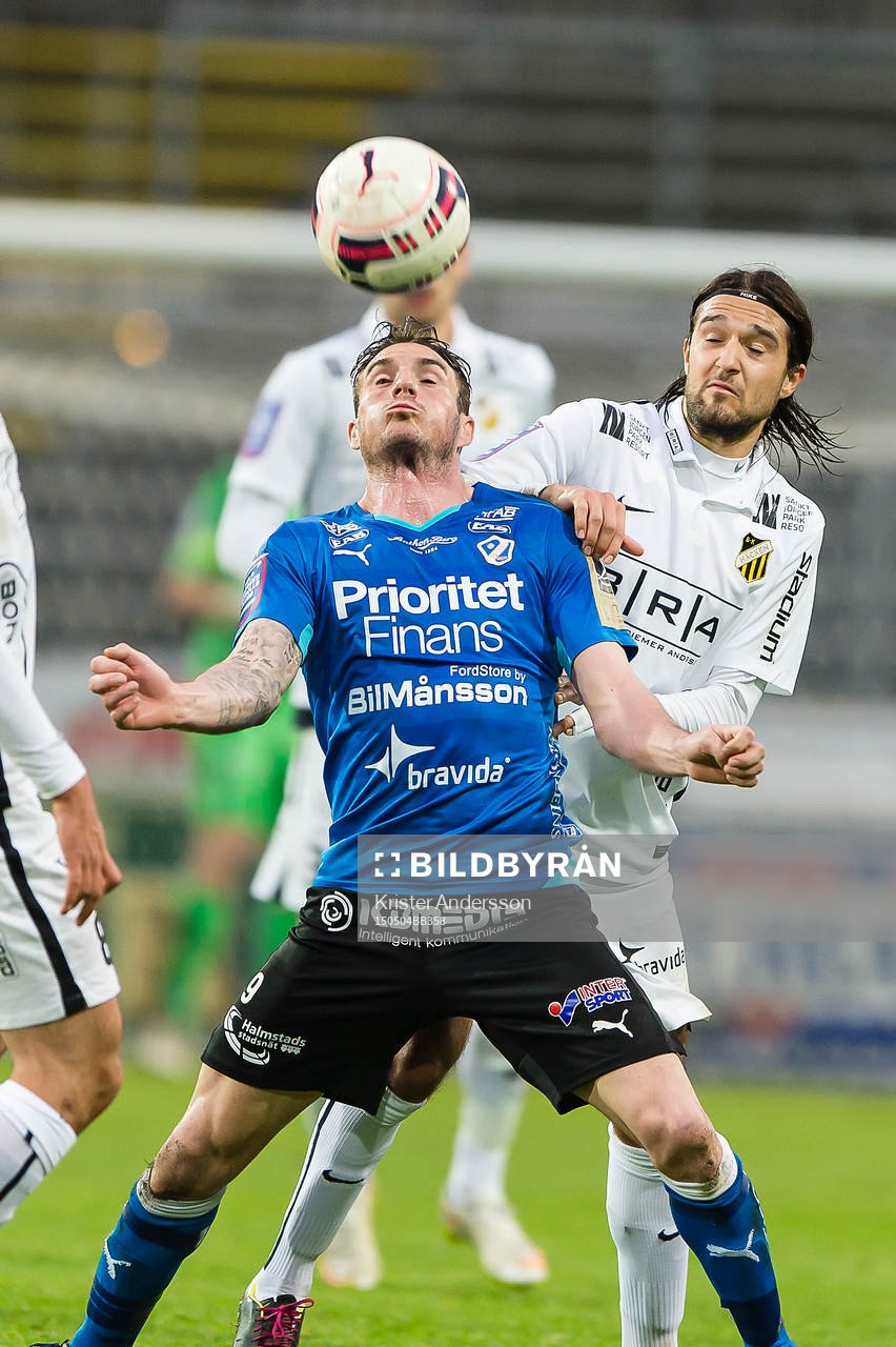 Halmstads James Keene i kamp med Häckens Leonard Zuta under fotbollsmatchen i Allsvenskan mellan Halmstad och Häcken den 4 maj 2015 i Halmstad.