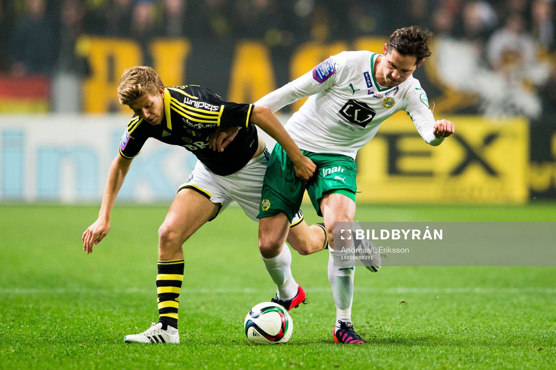 s Niclas Eliasson i kamp om bollen med Hammarbys Philip