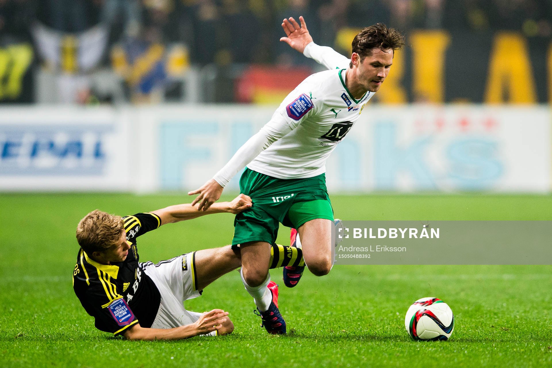 s Niclas Eliasson i kamp om bollen med Hammarbys Philip