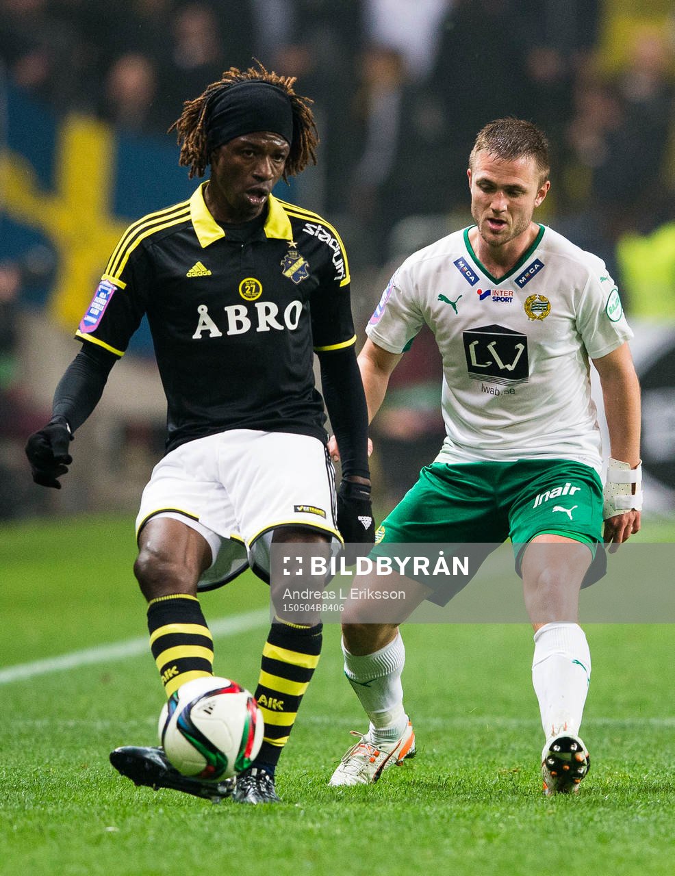 AIK:s Mohamed Bangura och Hammarbys Mats Solheim under fotbollsmatchen i Allsvenskan mellan AIK och Hammarby den 4 maj 2014 i Stockholm. 
