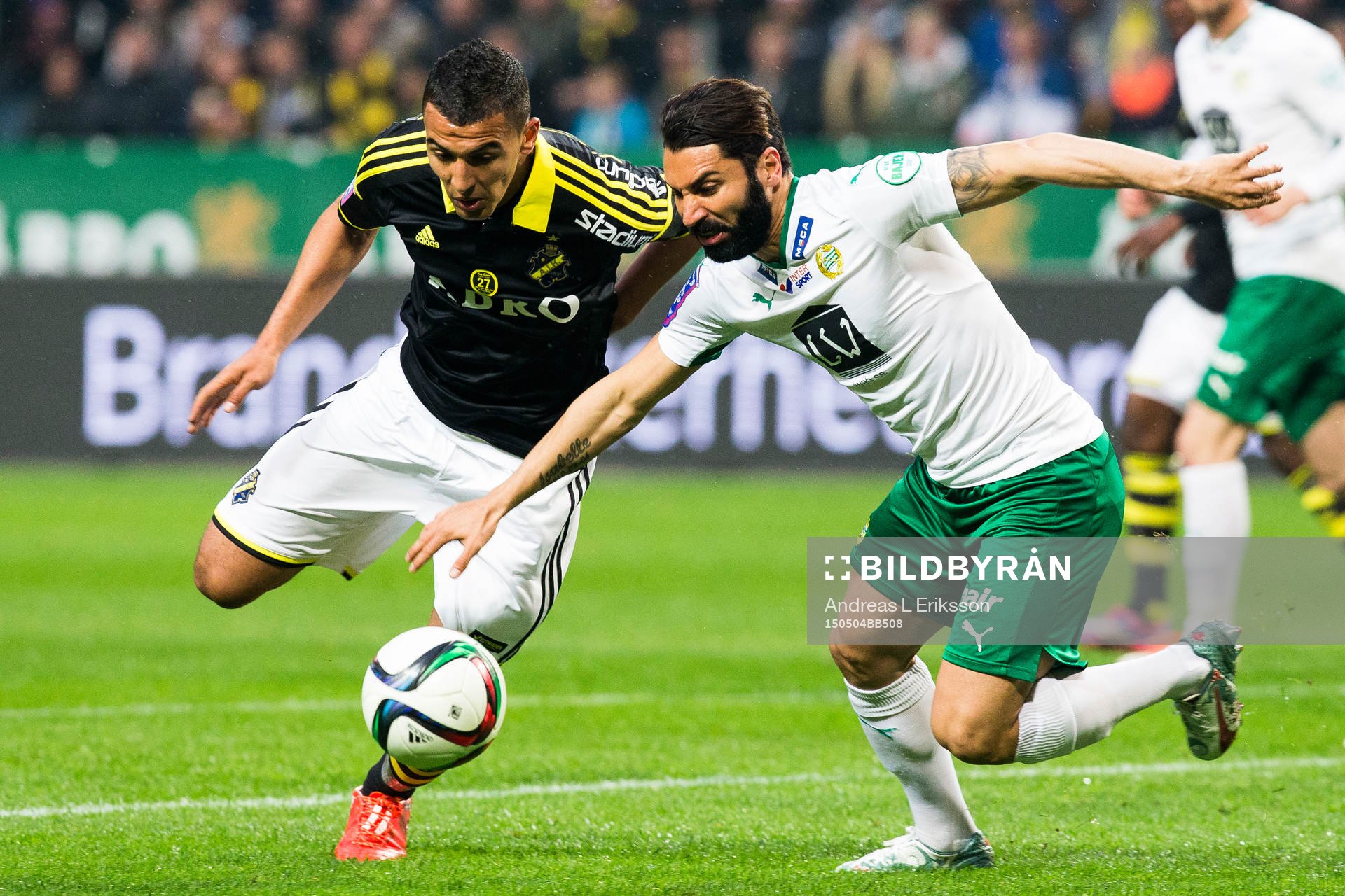 s Nabil Bahoui i kamp om bollen med Hammarbys Stefan Batan