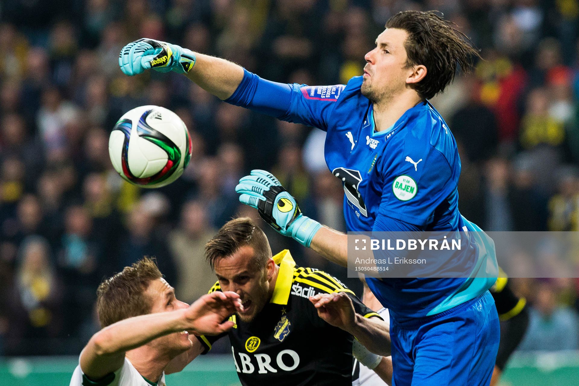 Hammarbys målvakt Johannes Hopf boxar undan bollen