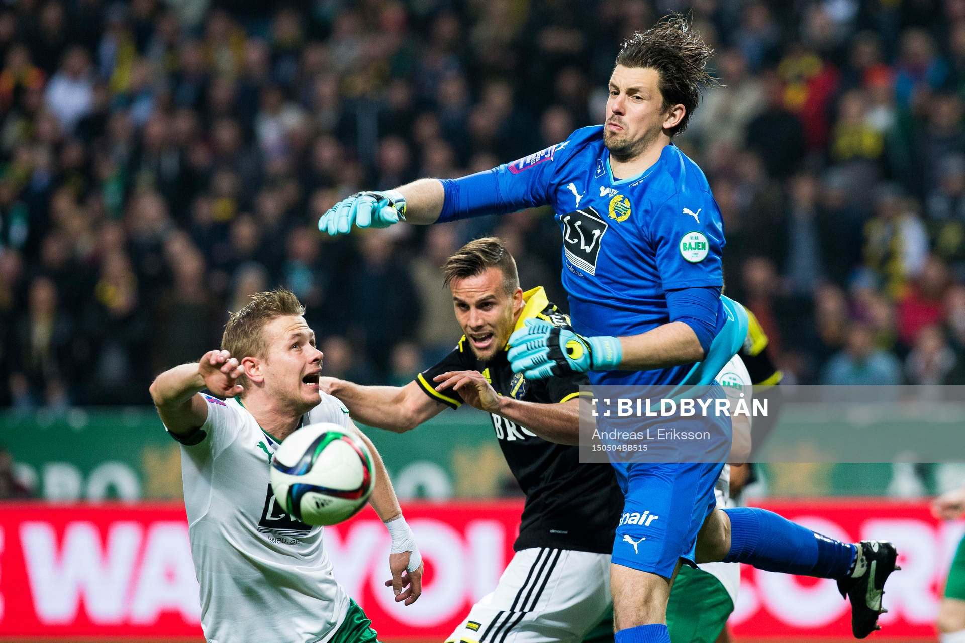 Hammarbys målvakt Johannes Hopf boxar undan bollen